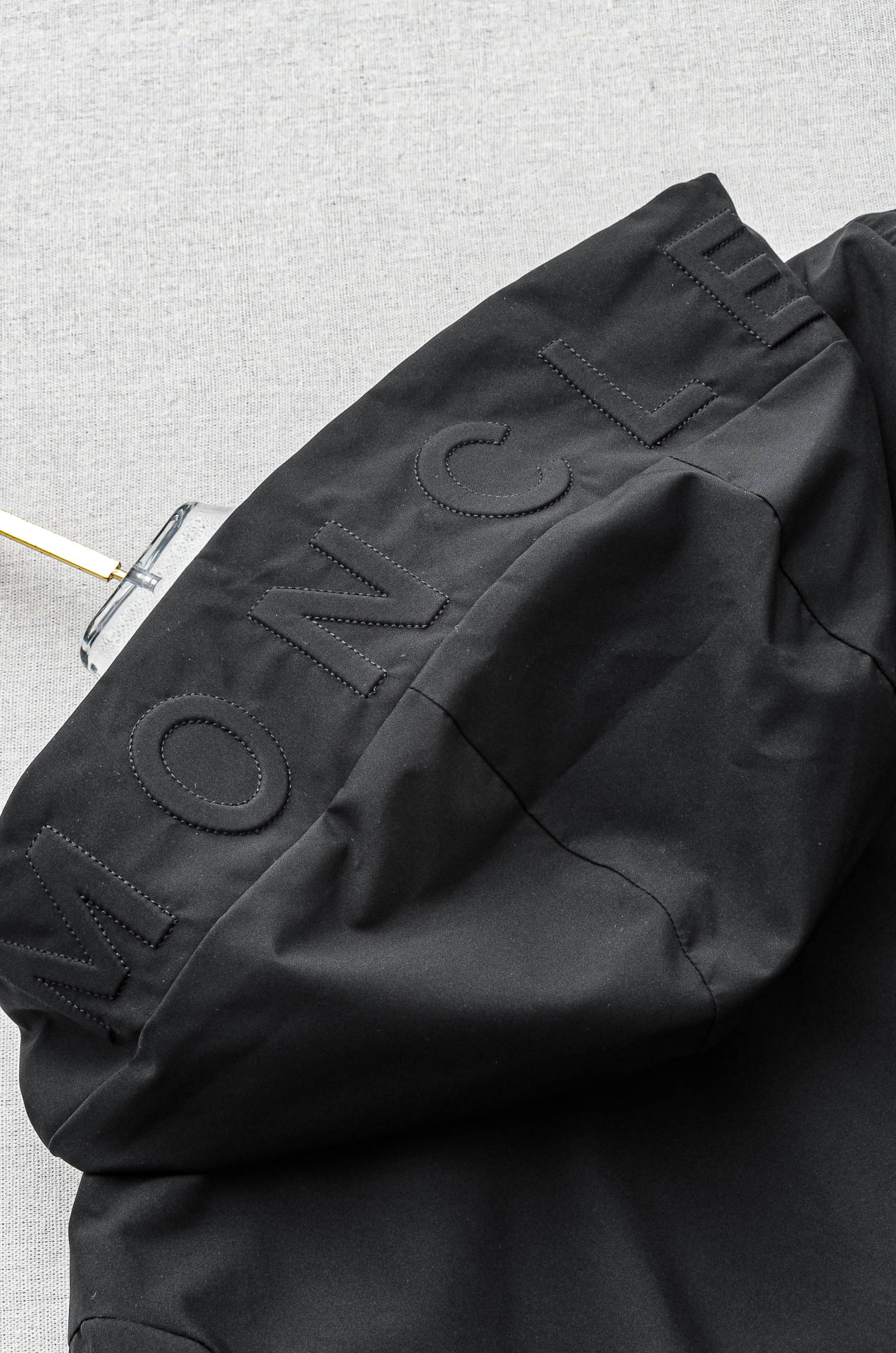 MONC* LER*.蒙口2025春季新品，连帽防水夹克外套#同步官网发售！该款夹克外层超柔聚酯纤维防风