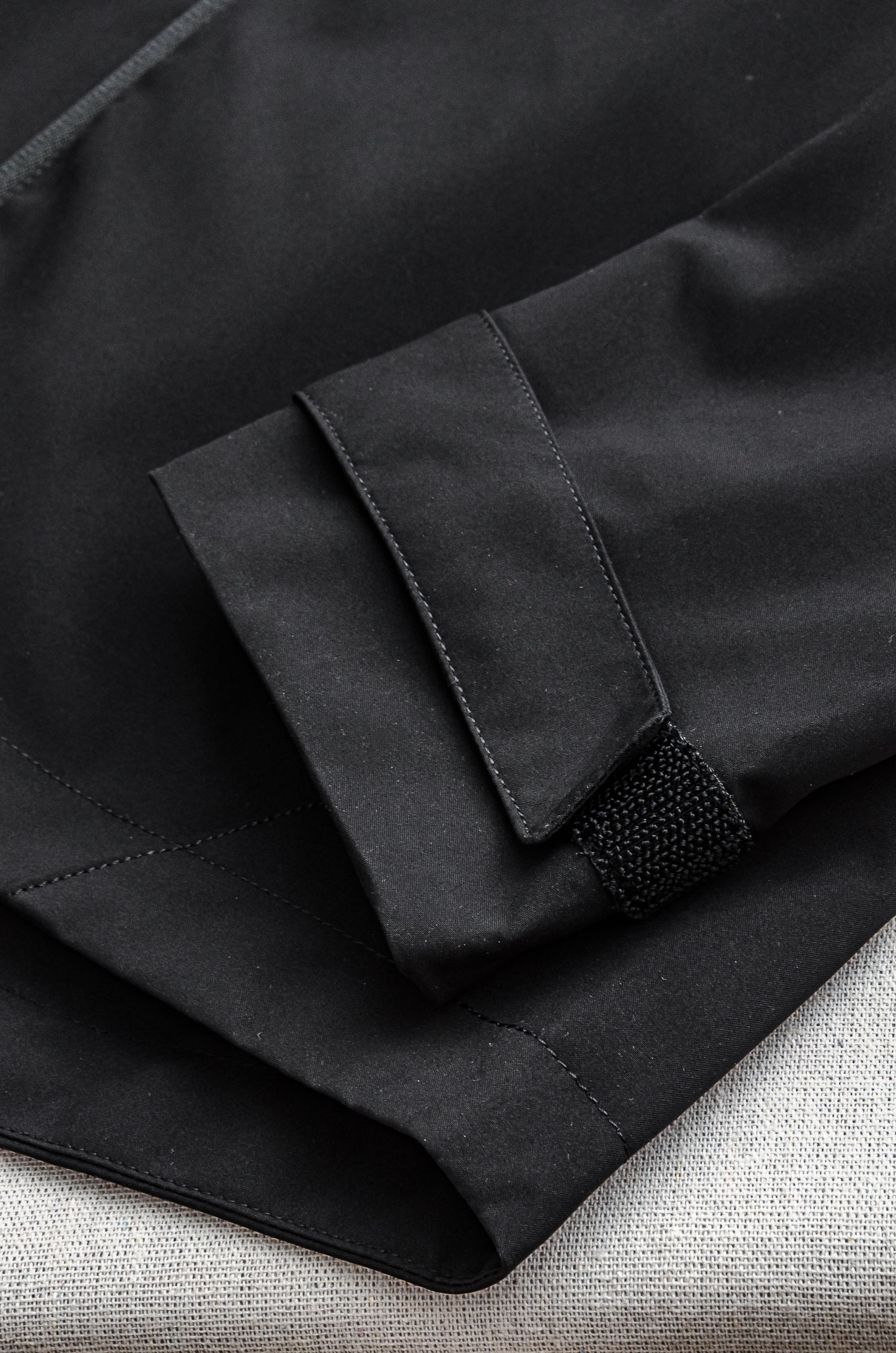 MONC* LER*.蒙口2025春季新品，连帽防水夹克外套#同步官网发售！该款夹克外层超柔聚酯纤维防风