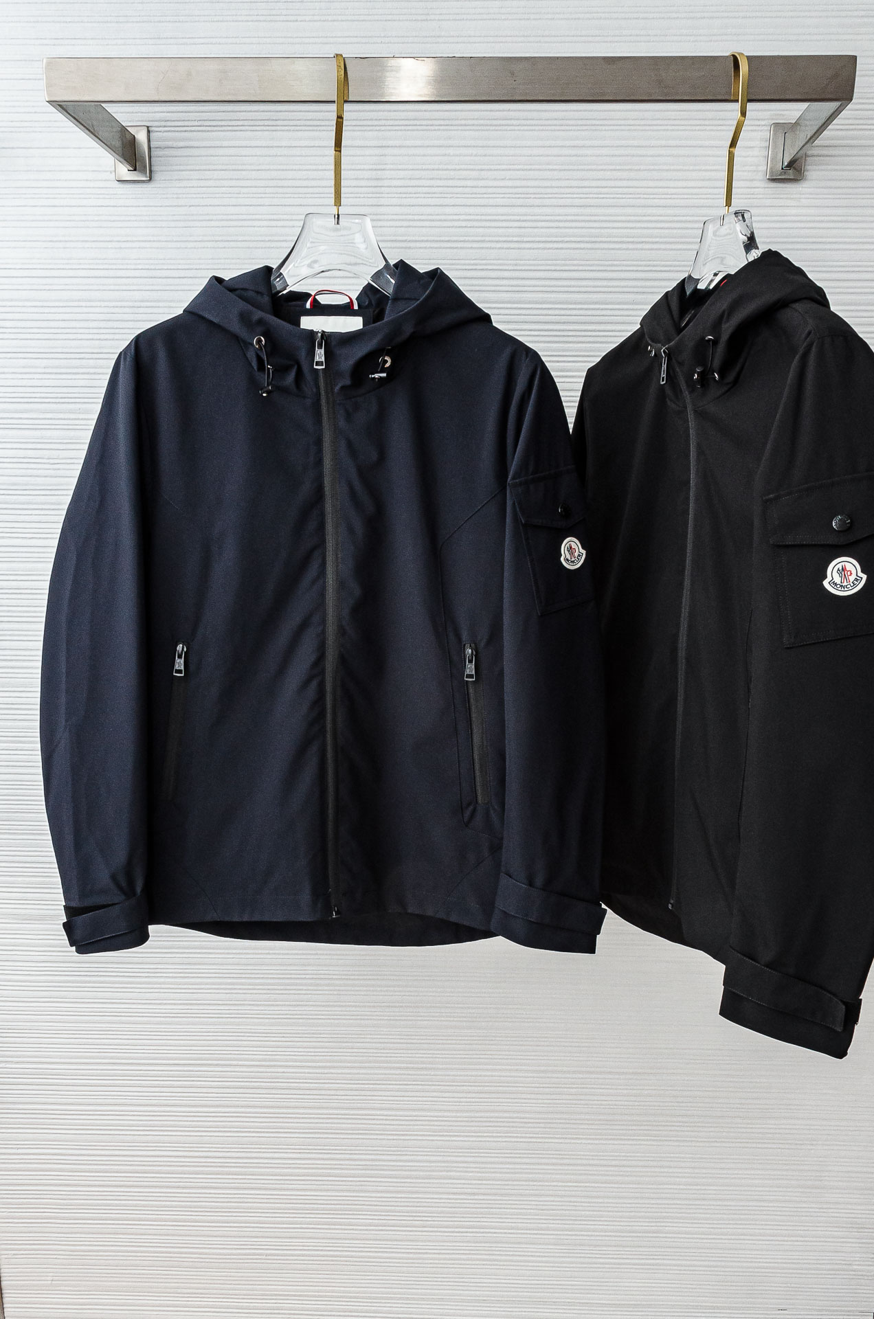 MONC* LER*.蒙口2025春季新品，连帽防水夹克外套#同步官网发售！该款夹克外层超柔聚酯纤维防风