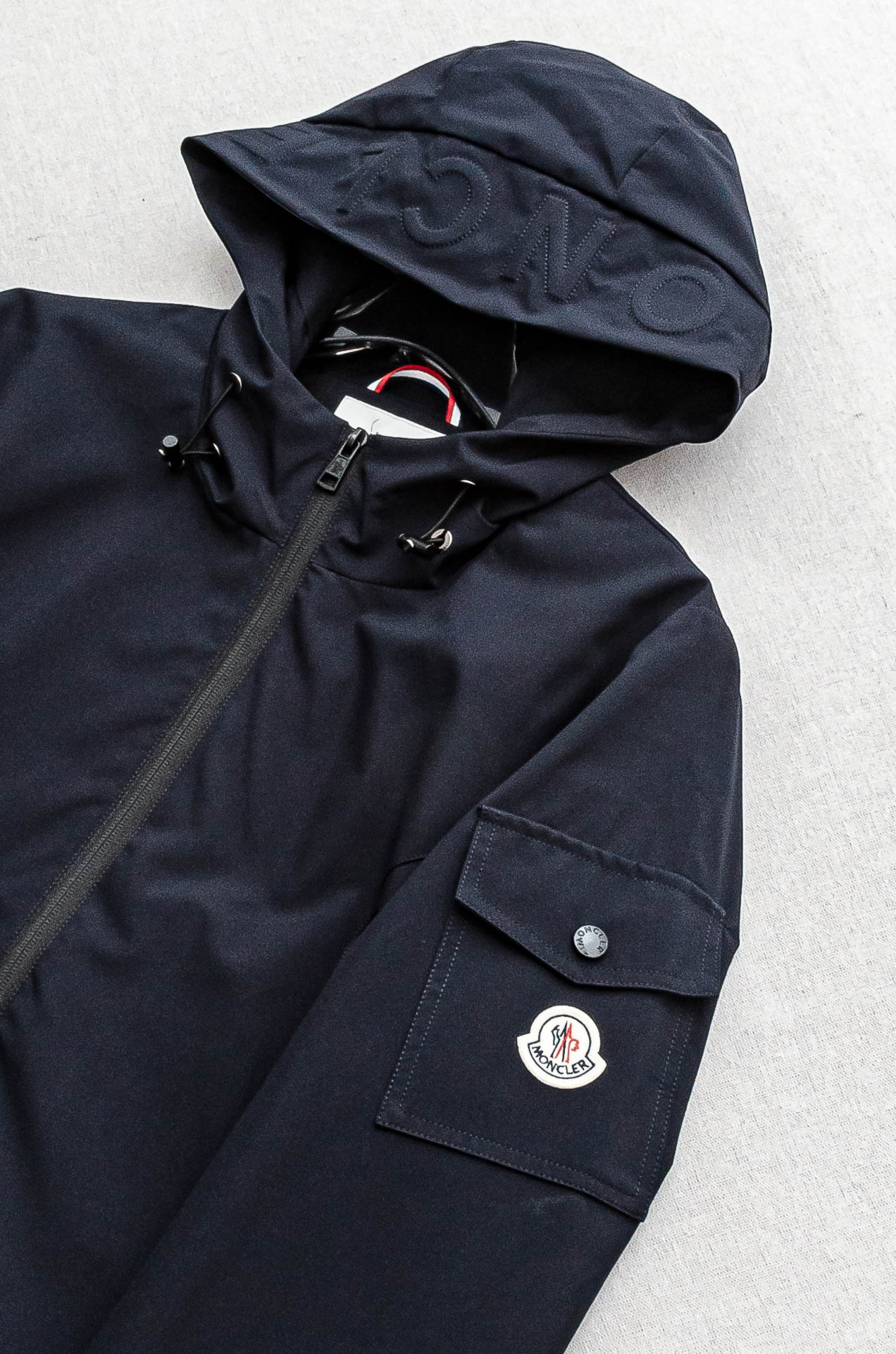 MONC* LER*.蒙口2025春季新品，连帽防水夹克外套#同步官网发售！该款夹克外层超柔聚酯纤维防风