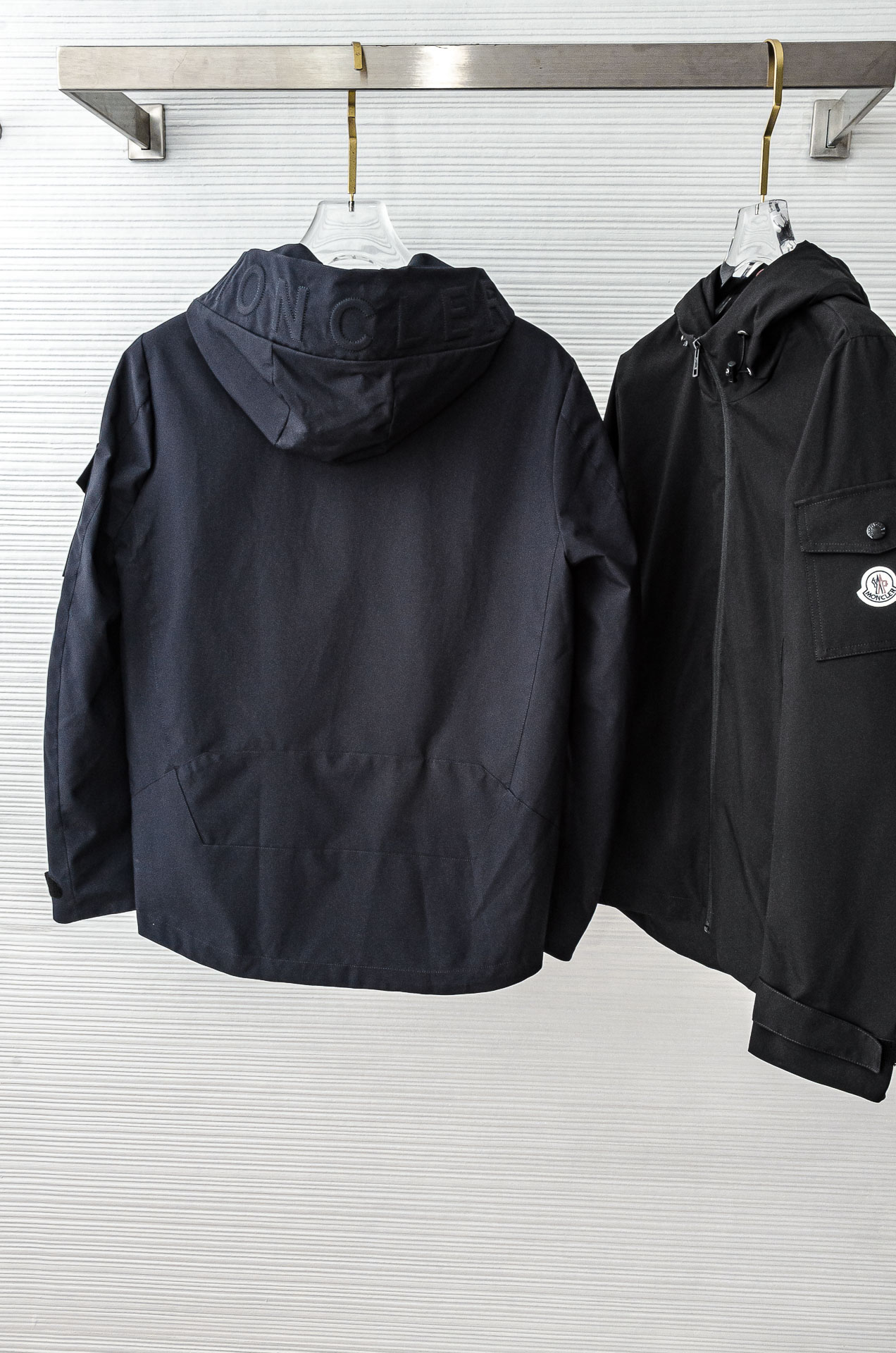 MONC* LER*.蒙口2025春季新品，连帽防水夹克外套#同步官网发售！该款夹克外层超柔聚酯纤维防风