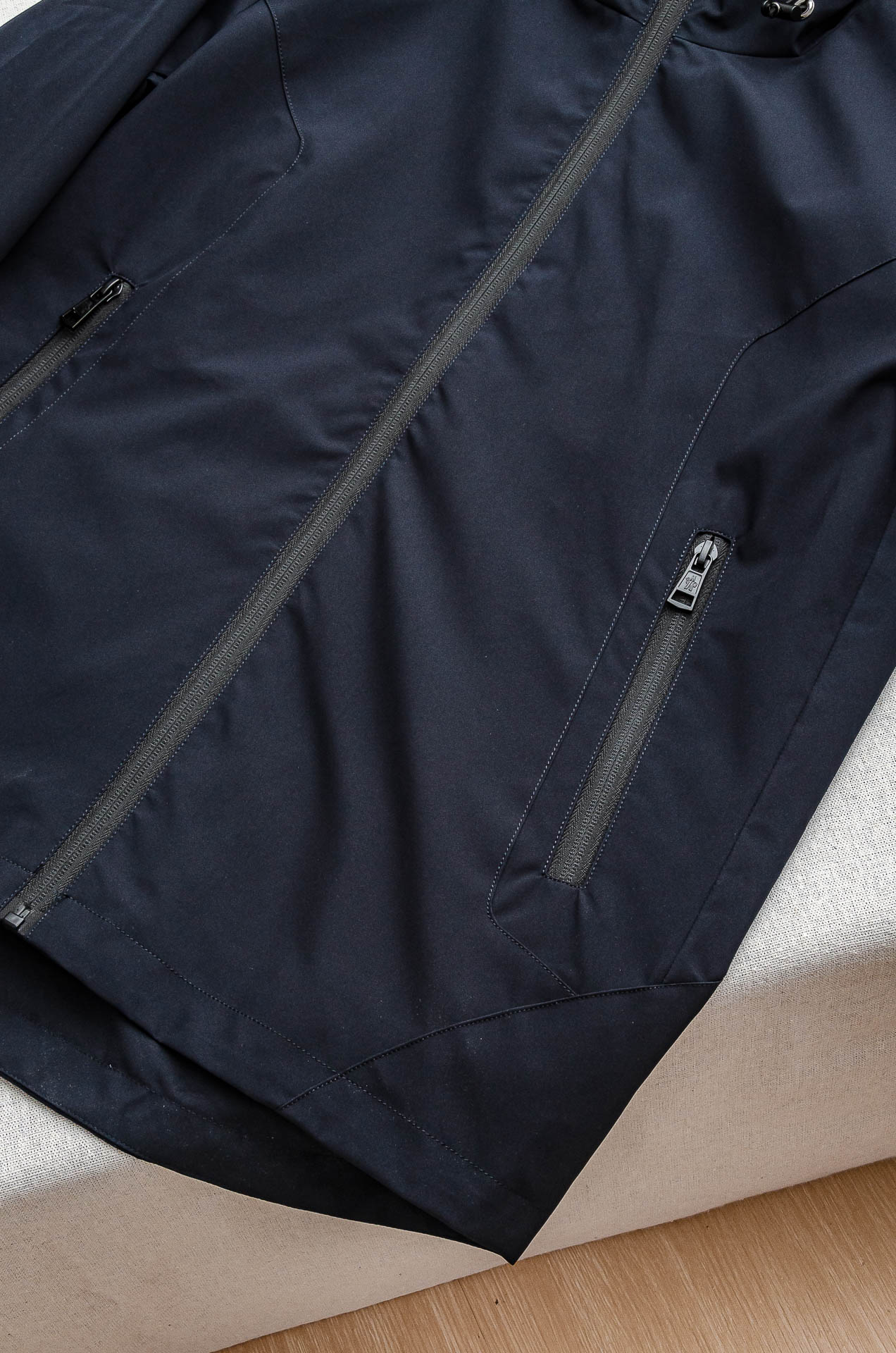 MONC* LER*.蒙口2025春季新品，连帽防水夹克外套#同步官网发售！该款夹克外层超柔聚酯纤维防风