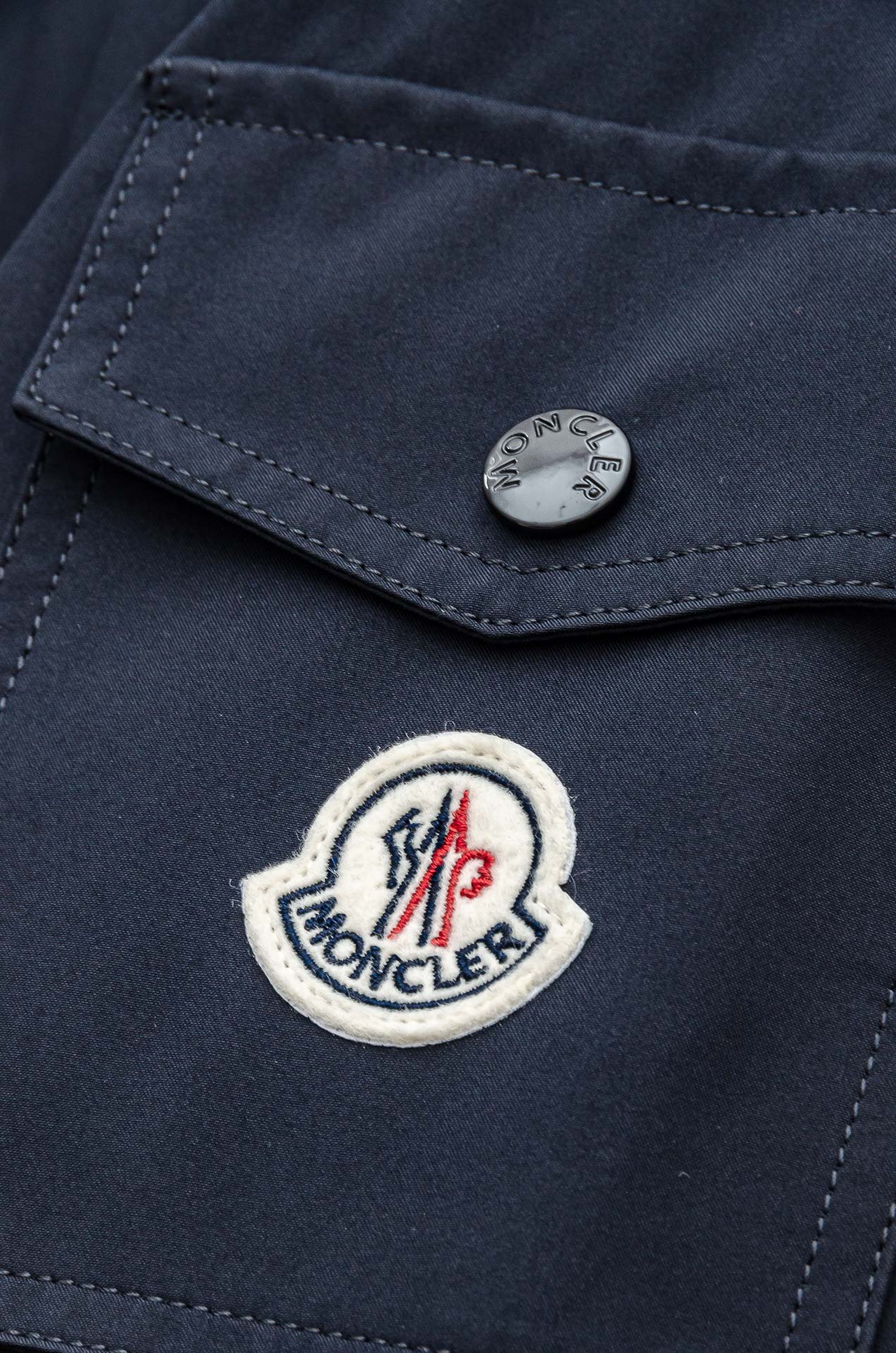 MONC* LER*.蒙口2025春季新品，连帽防水夹克外套#同步官网发售！该款夹克外层超柔聚酯纤维防风