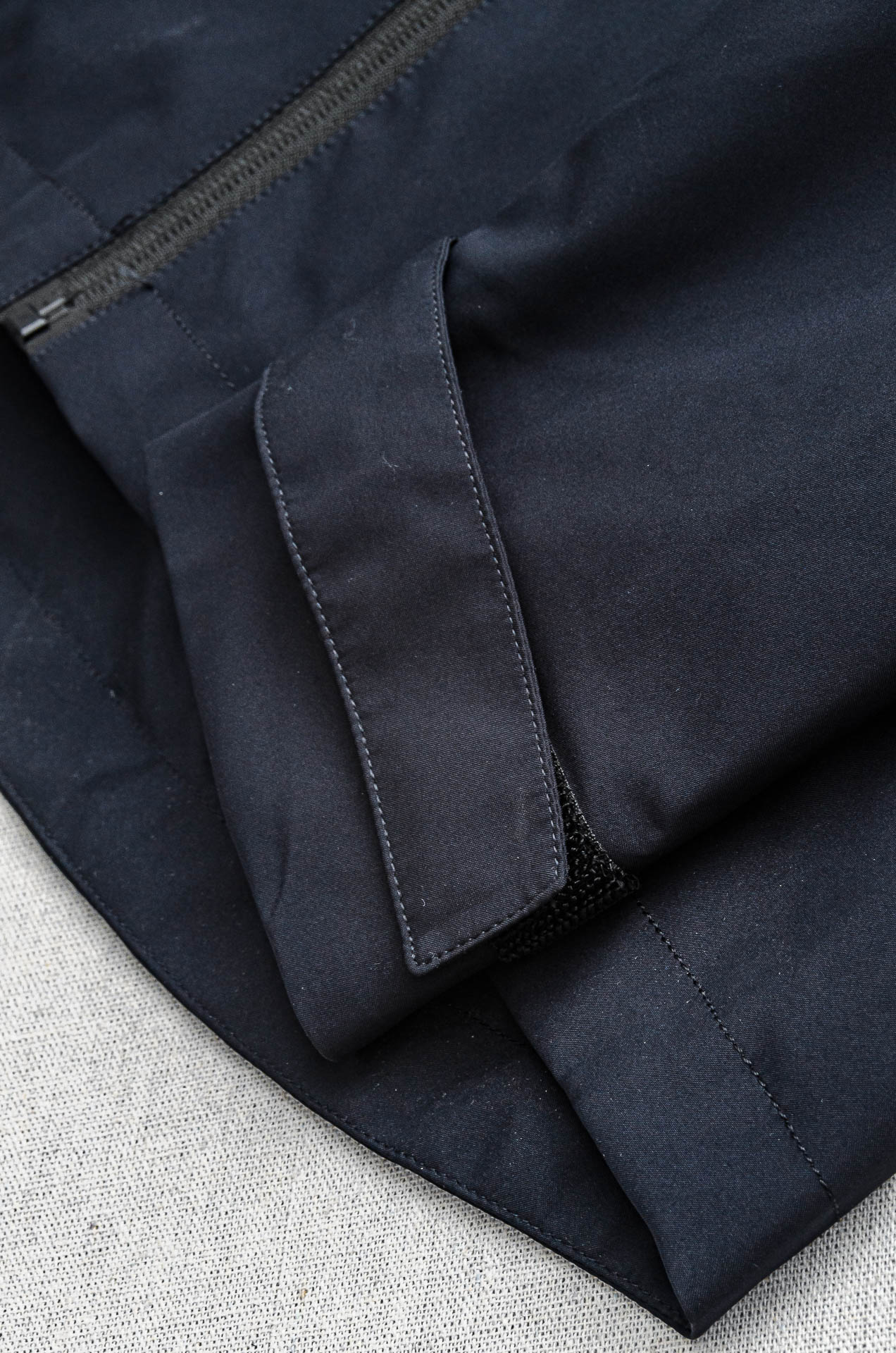 MONC* LER*.蒙口2025春季新品，连帽防水夹克外套#同步官网发售！该款夹克外层超柔聚酯纤维防风