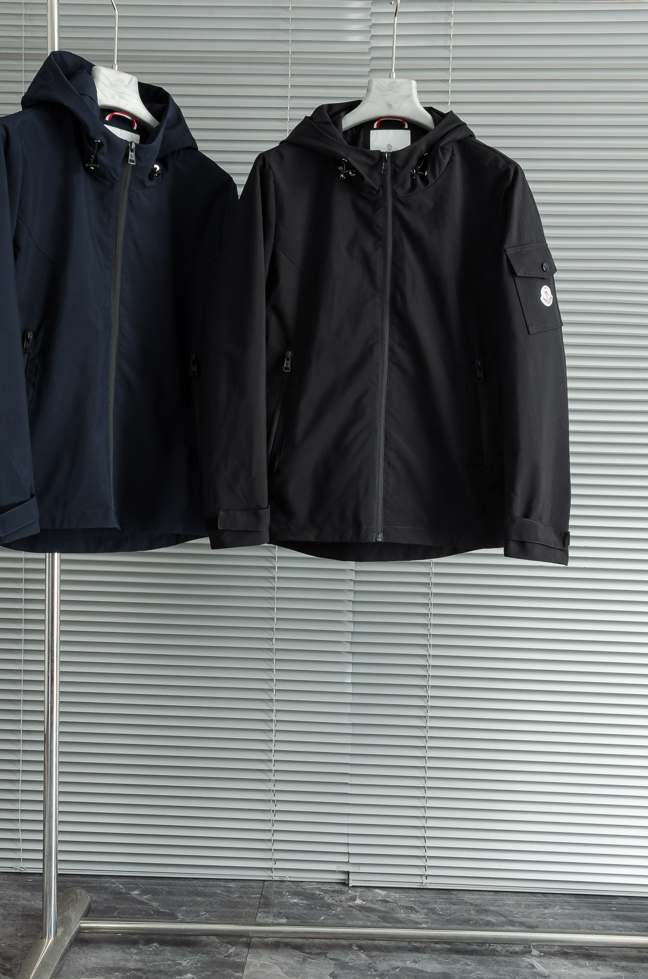 MONC* LER*.蒙口2025春季新品，连帽防水夹克外套#同步官网发售！该款夹克外层超柔聚酯纤维防风