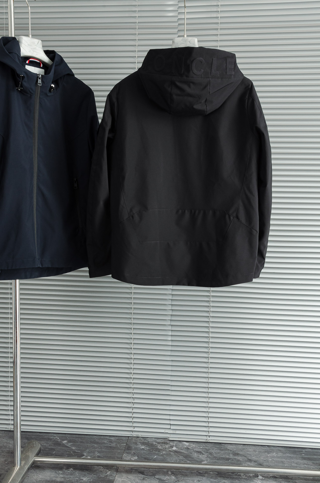 MONC* LER*.蒙口2025春季新品，连帽防水夹克外套#同步官网发售！该款夹克外层超柔聚酯纤维防风