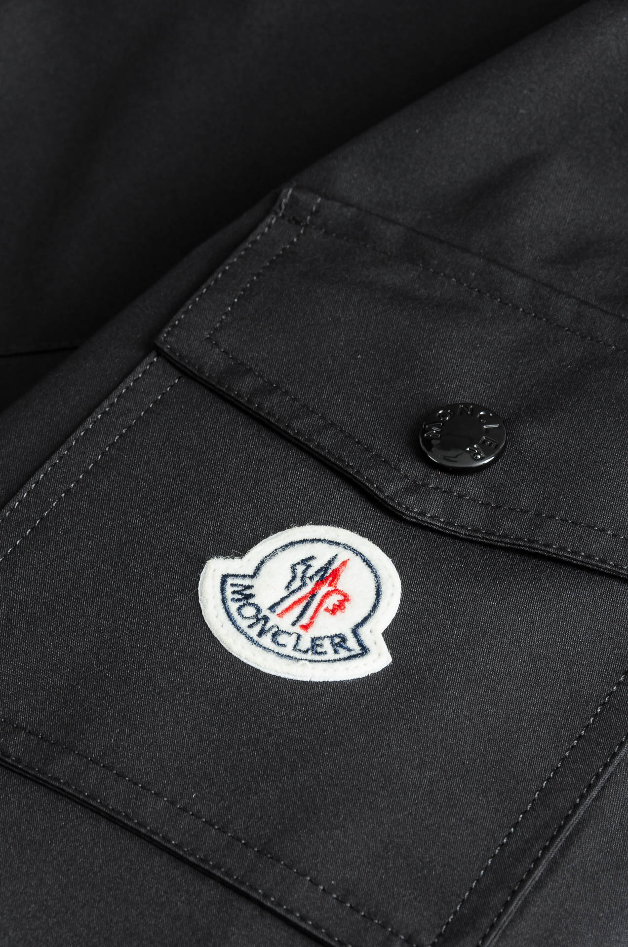 MONC* LER*.蒙口2025春季新品，连帽防水夹克外套#同步官网发售！该款夹克外层超柔聚酯纤维防风