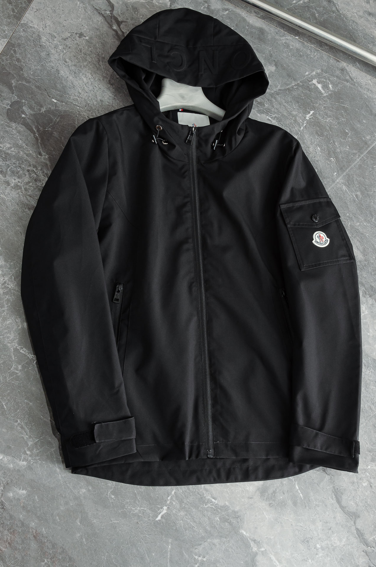 MONC* LER*.蒙口2025春季新品，连帽防水夹克外套#同步官网发售！该款夹克外层超柔聚酯纤维防风