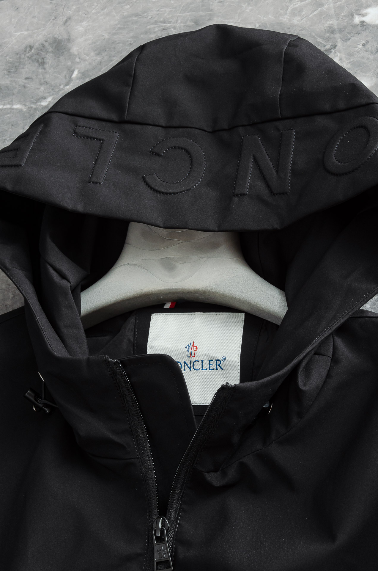 MONC* LER*.蒙口2025春季新品，连帽防水夹克外套#同步官网发售！该款夹克外层超柔聚酯纤维防风