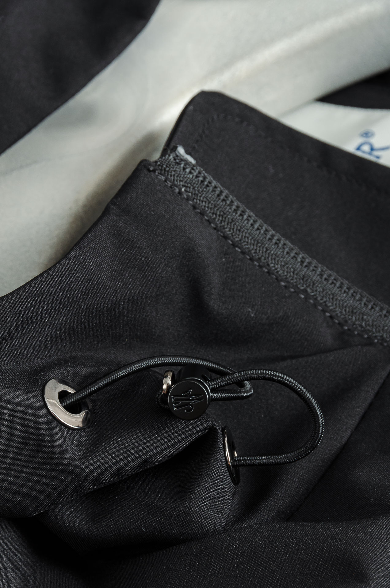 MONC* LER*.蒙口2025春季新品，连帽防水夹克外套#同步官网发售！该款夹克外层超柔聚酯纤维防风