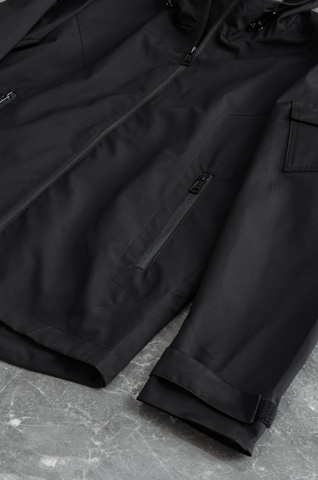 MONC* LER*.蒙口2025春季新品，连帽防水夹克外套#同步官网发售！该款夹克外层超柔聚酯纤维防风