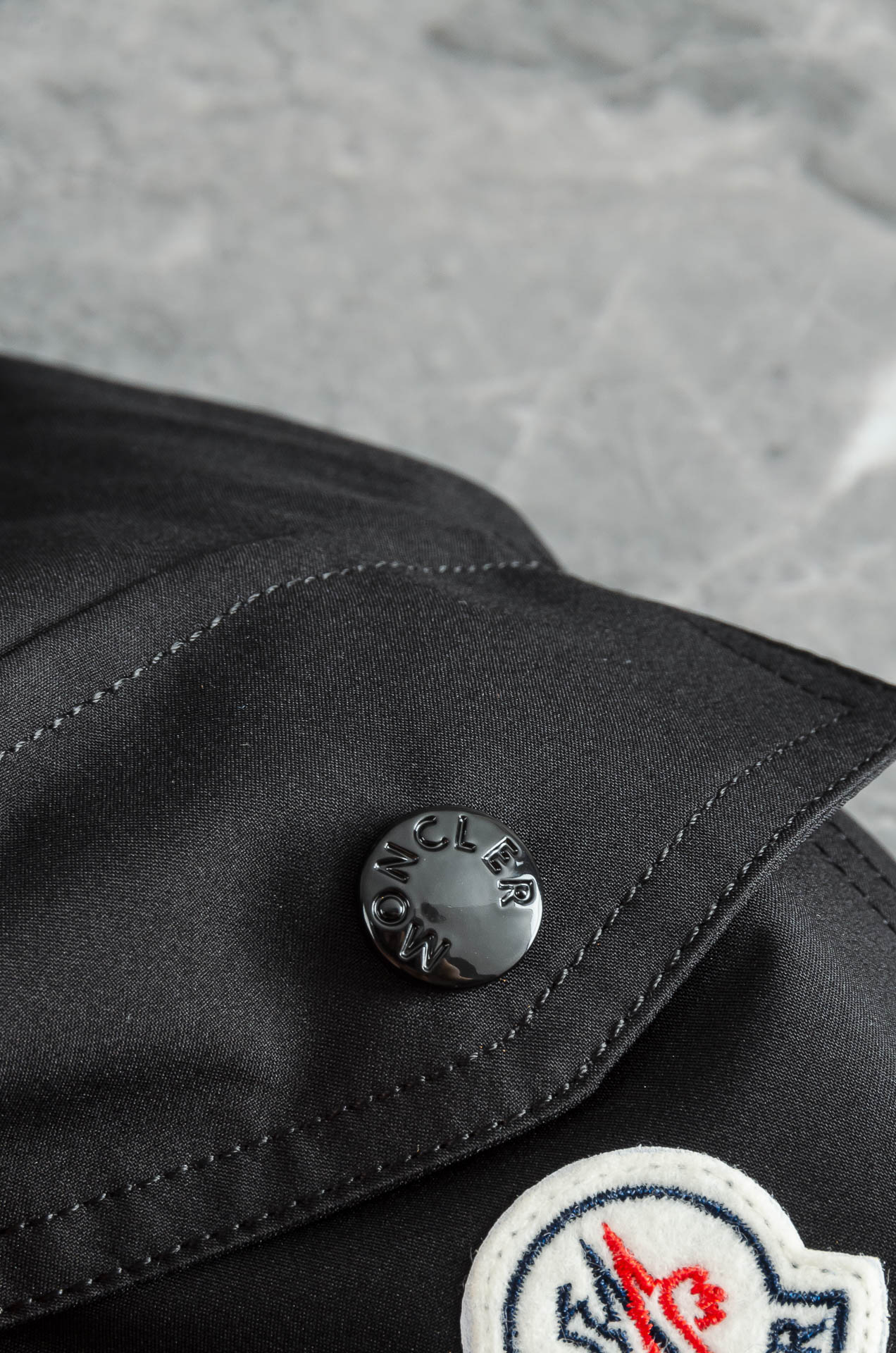 MONC* LER*.蒙口2025春季新品，连帽防水夹克外套#同步官网发售！该款夹克外层超柔聚酯纤维防风