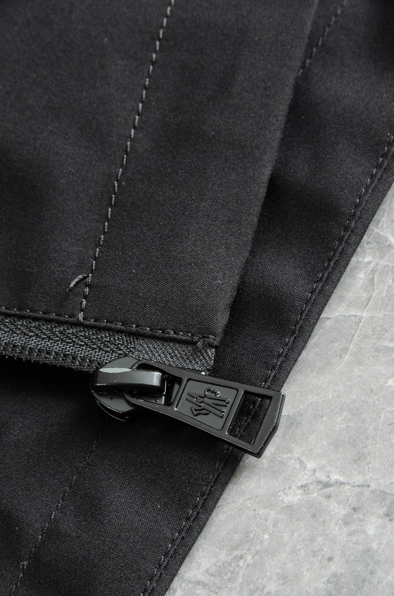 MONC* LER*.蒙口2025春季新品，连帽防水夹克外套#同步官网发售！该款夹克外层超柔聚酯纤维防风