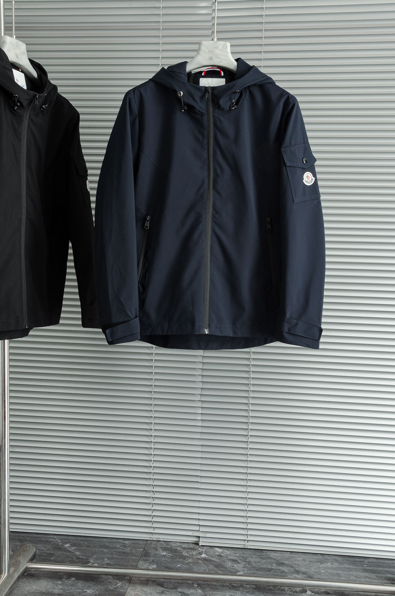 MONC* LER*.蒙口2025春季新品，连帽防水夹克外套#同步官网发售！该款夹克外层超柔聚酯纤维防风