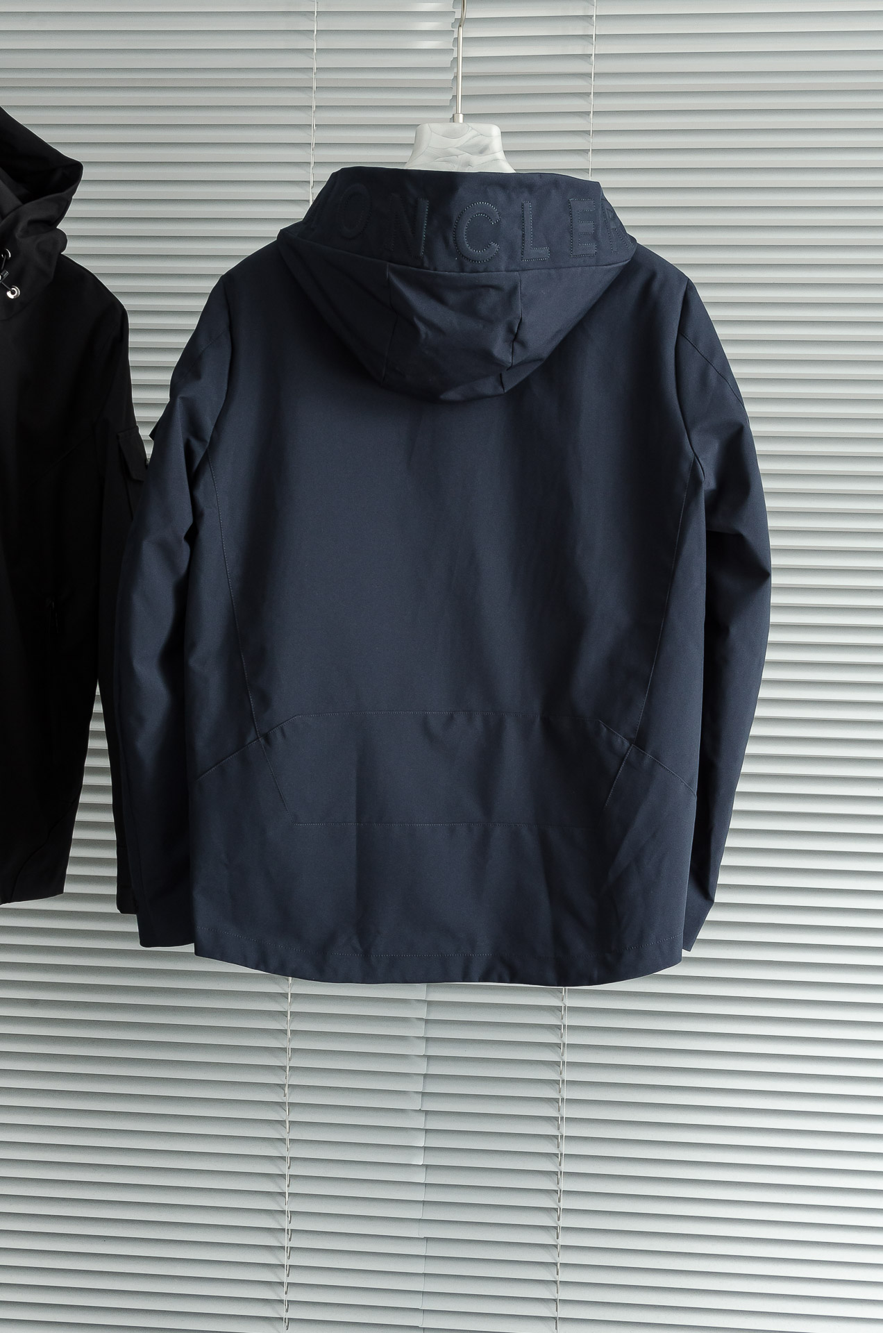 MONC* LER*.蒙口2025春季新品，连帽防水夹克外套#同步官网发售！该款夹克外层超柔聚酯纤维防风