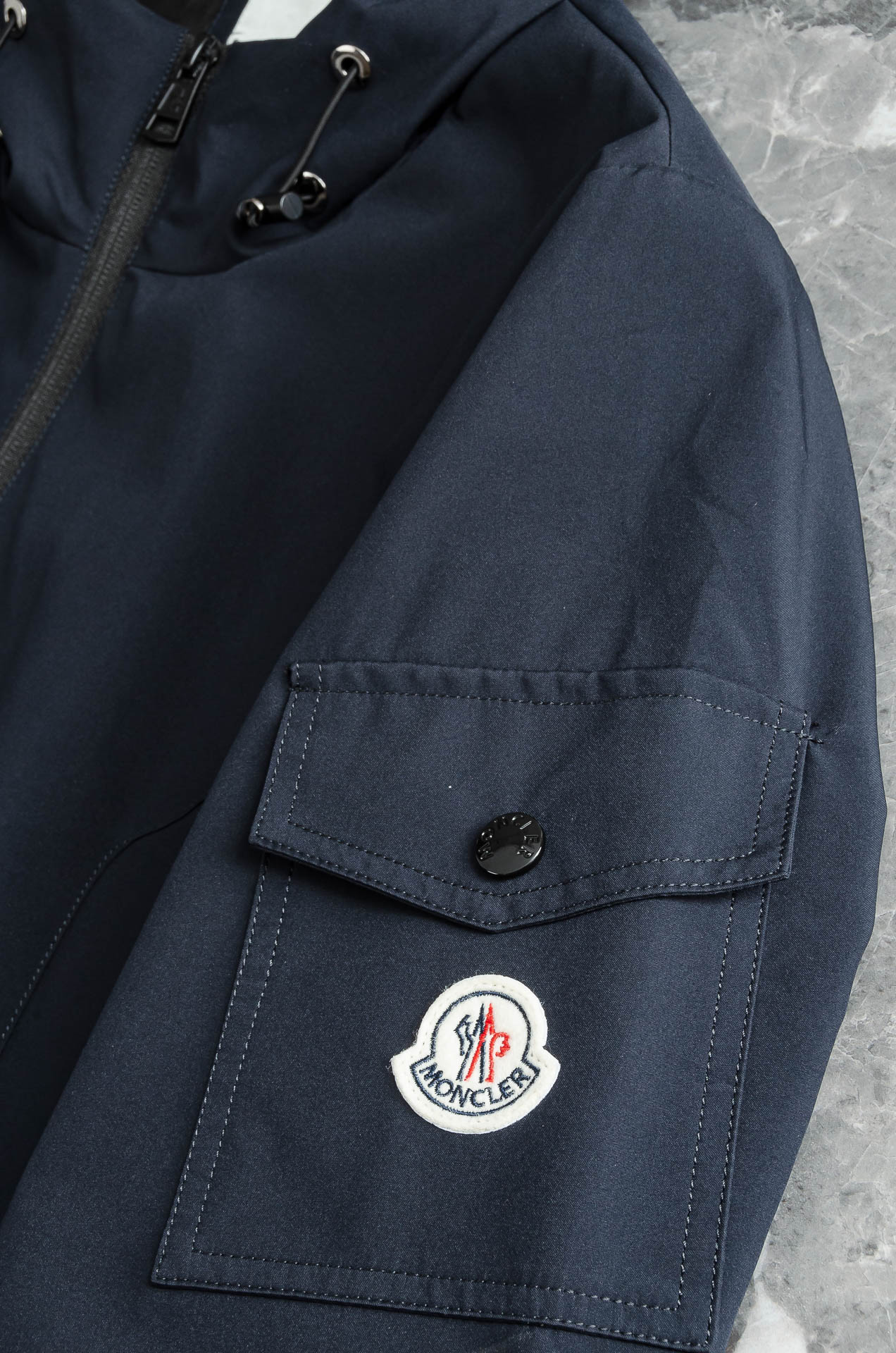 MONC* LER*.蒙口2025春季新品，连帽防水夹克外套#同步官网发售！该款夹克外层超柔聚酯纤维防风