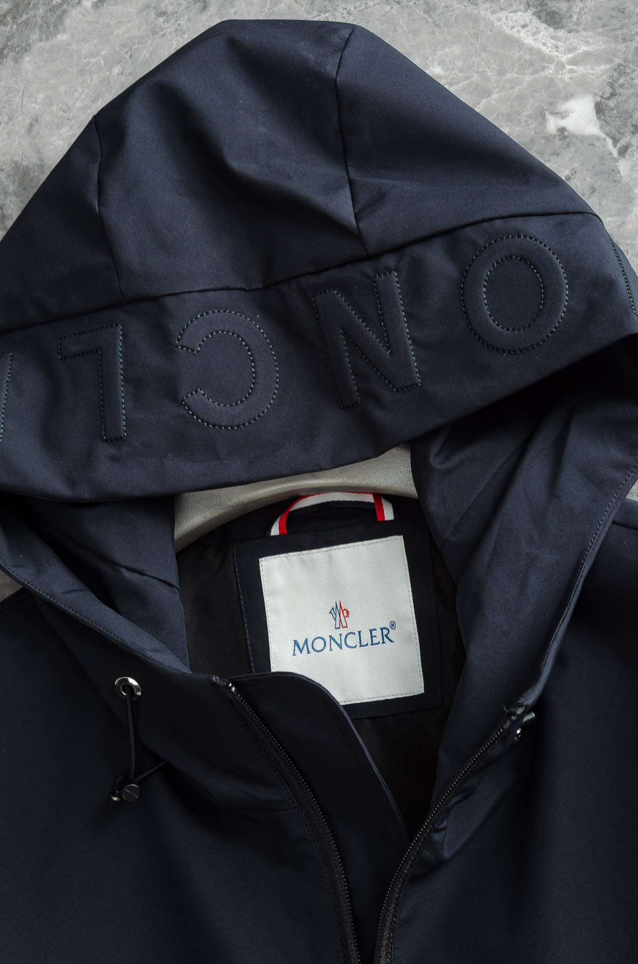 MONC* LER*.蒙口2025春季新品，连帽防水夹克外套#同步官网发售！该款夹克外层超柔聚酯纤维防风