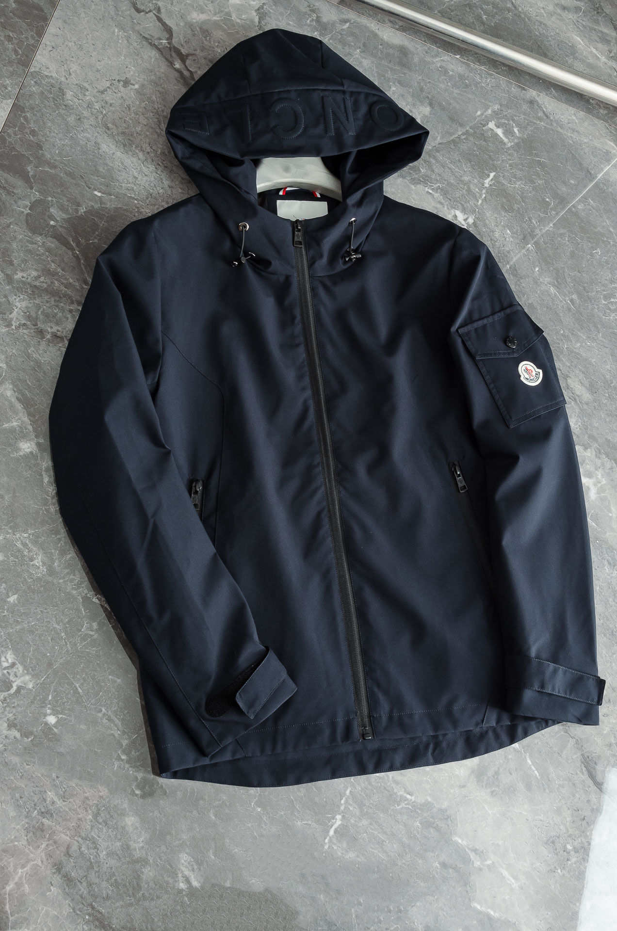 MONC* LER*.蒙口2025春季新品，连帽防水夹克外套#同步官网发售！该款夹克外层超柔聚酯纤维防风