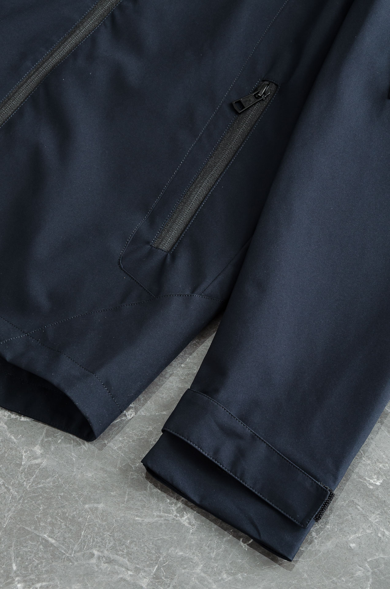 MONC* LER*.蒙口2025春季新品，连帽防水夹克外套#同步官网发售！该款夹克外层超柔聚酯纤维防风