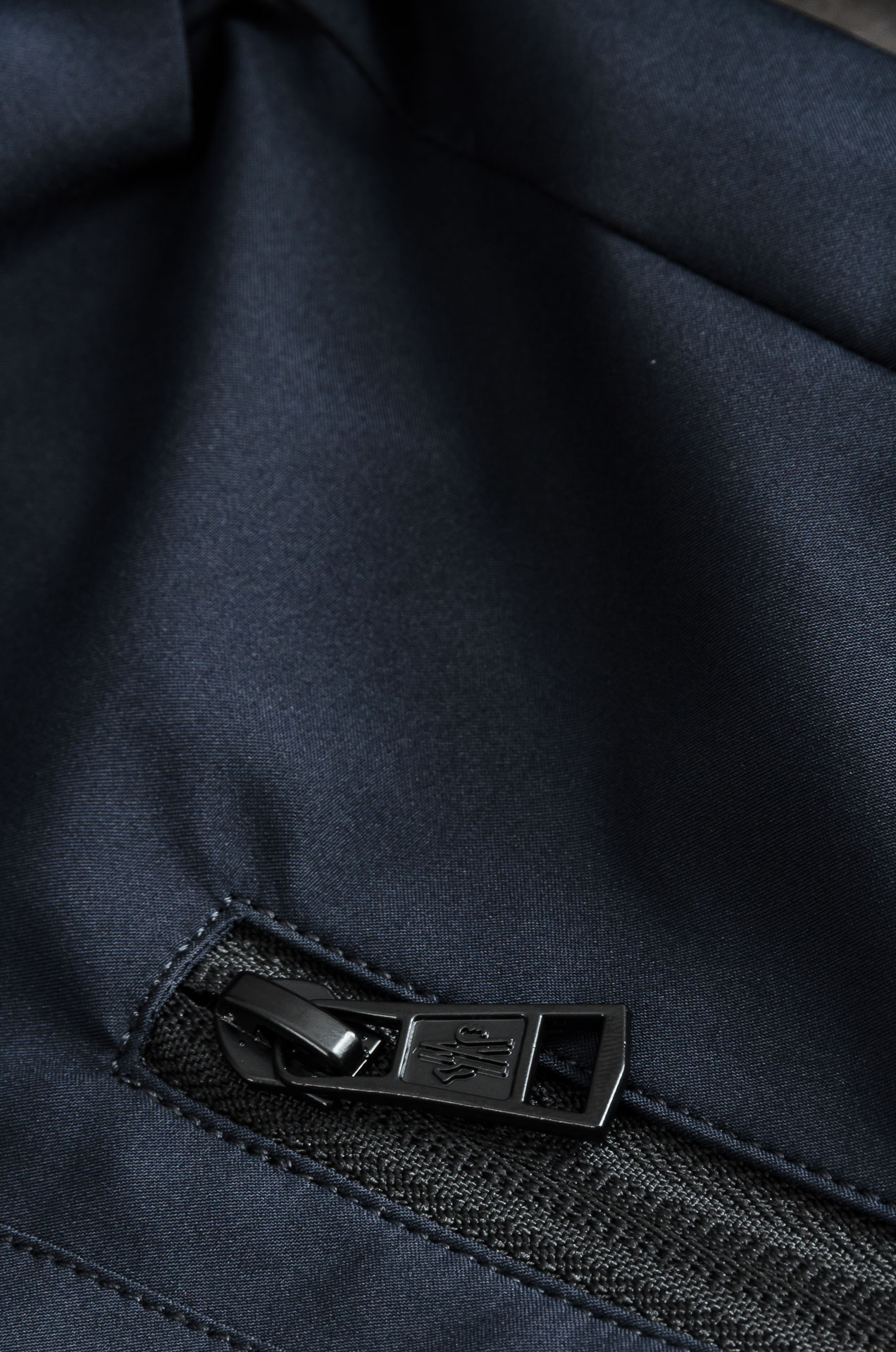 MONC* LER*.蒙口2025春季新品，连帽防水夹克外套#同步官网发售！该款夹克外层超柔聚酯纤维防风