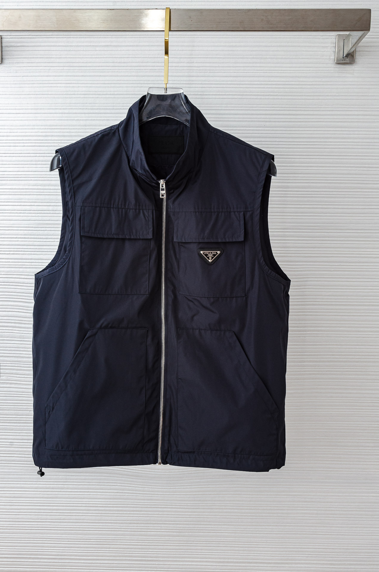 PR#ADA普拉达2025FW 秋冬最新立领设计男士休闲马甲夹克外套#上身十分的舒适，质感超级的细腻且柔