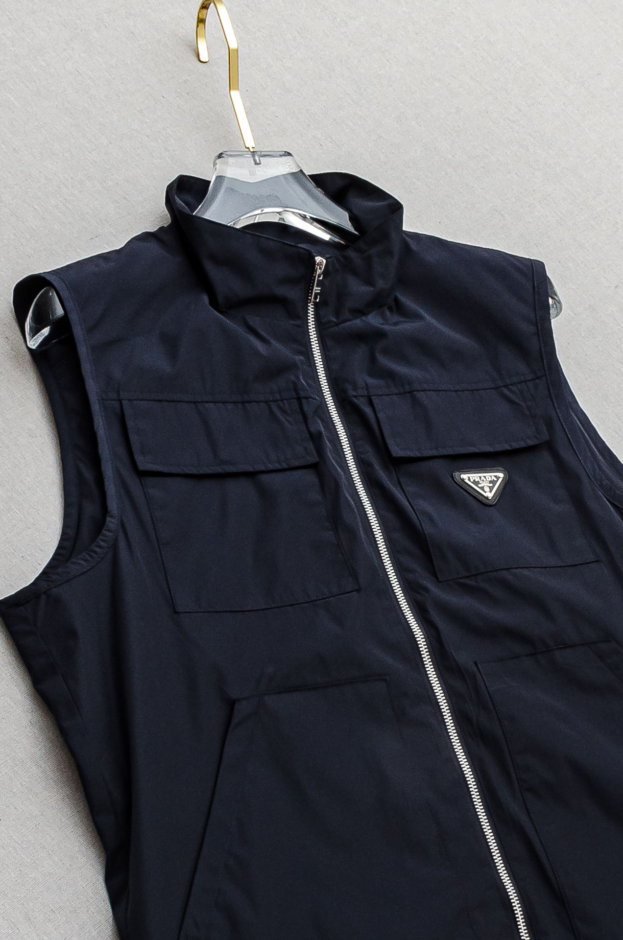 PR#ADA普拉达2025FW 秋冬最新立领设计男士休闲马甲夹克外套#上身十分的舒适，质感超级的细腻且柔