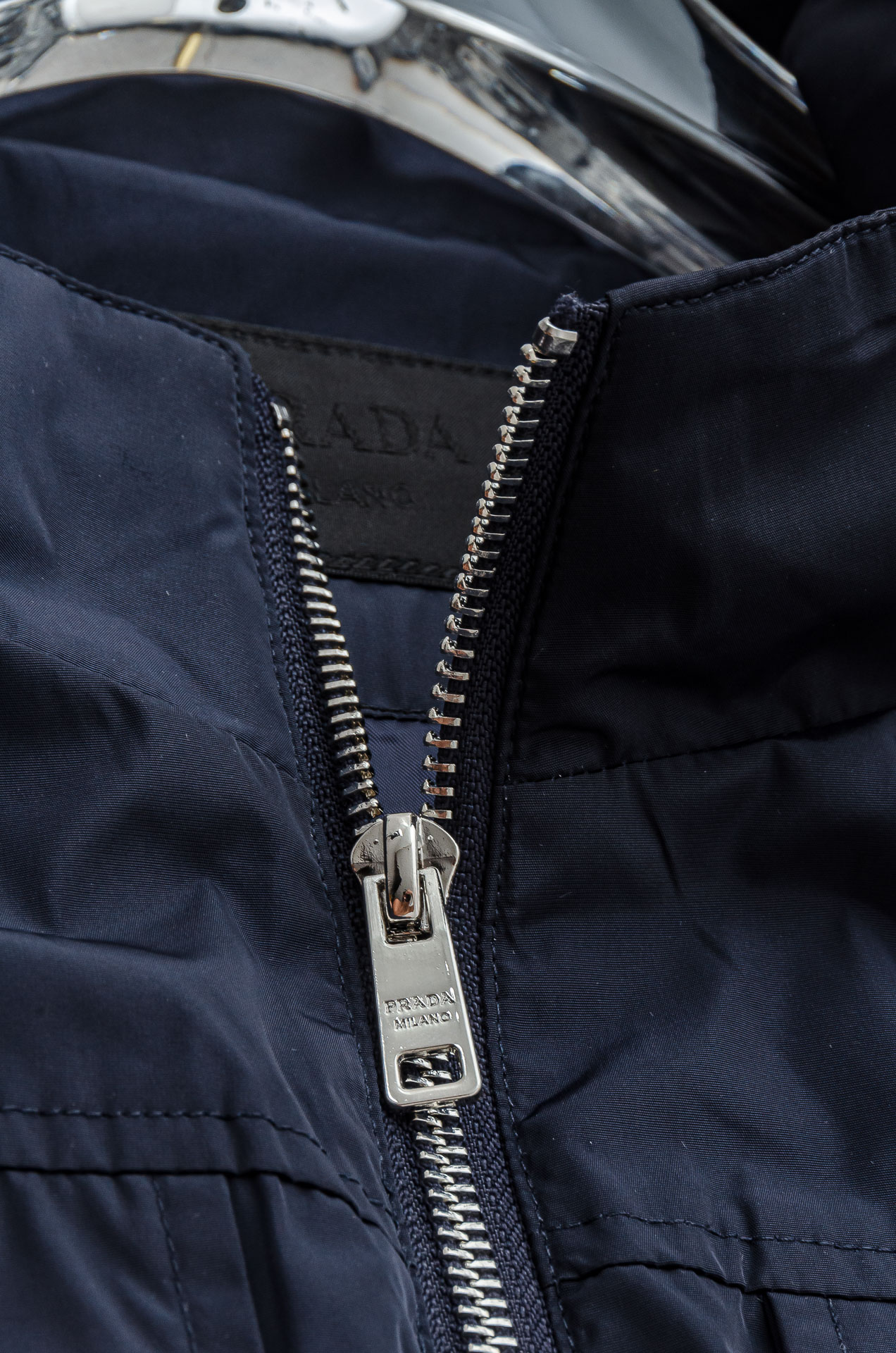 PR#ADA普拉达2025FW 秋冬最新立领设计男士休闲马甲夹克外套#上身十分的舒适，质感超级的细腻且柔