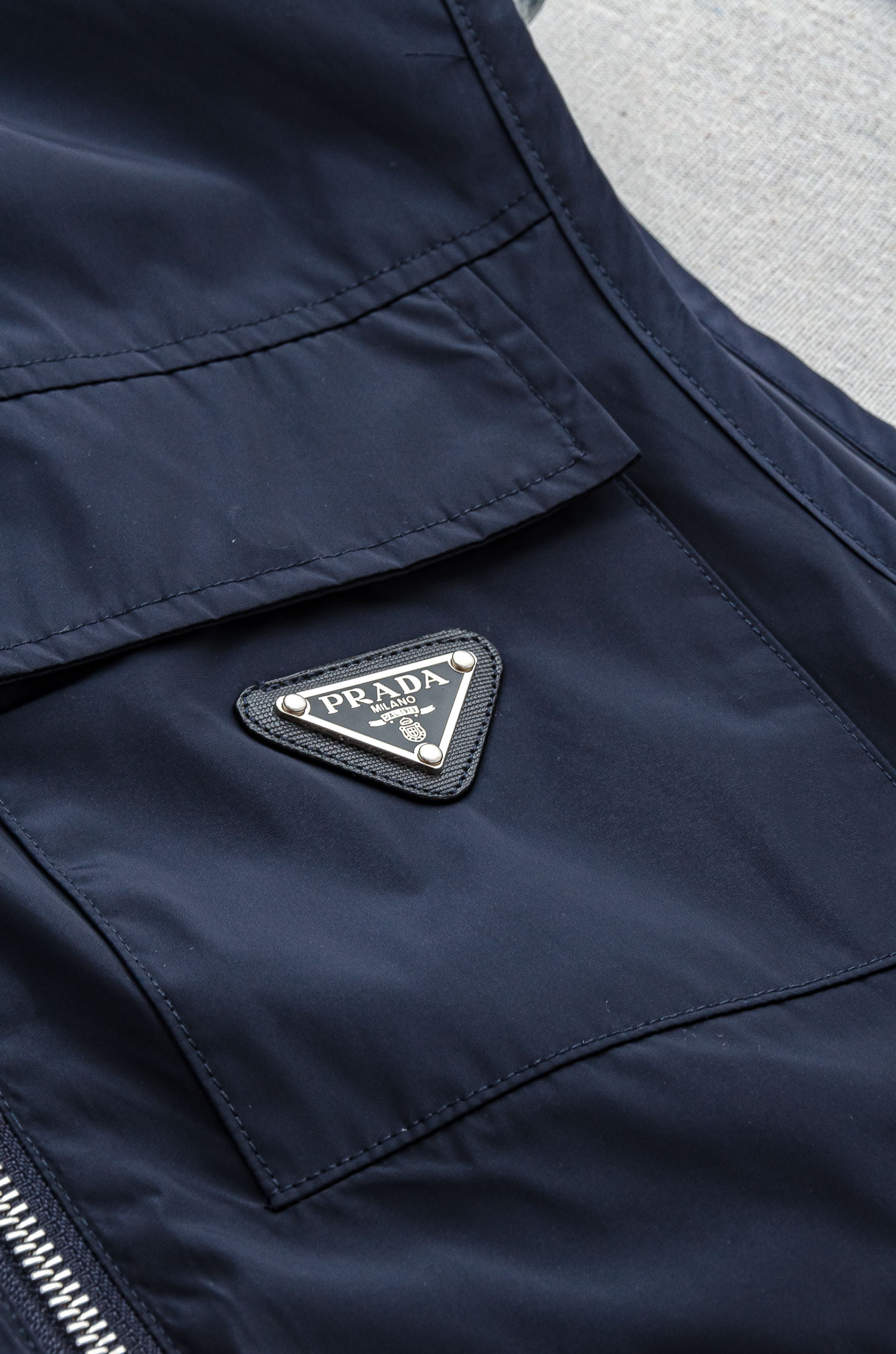 PR#ADA普拉达2025FW 秋冬最新立领设计男士休闲马甲夹克外套#上身十分的舒适，质感超级的细腻且柔