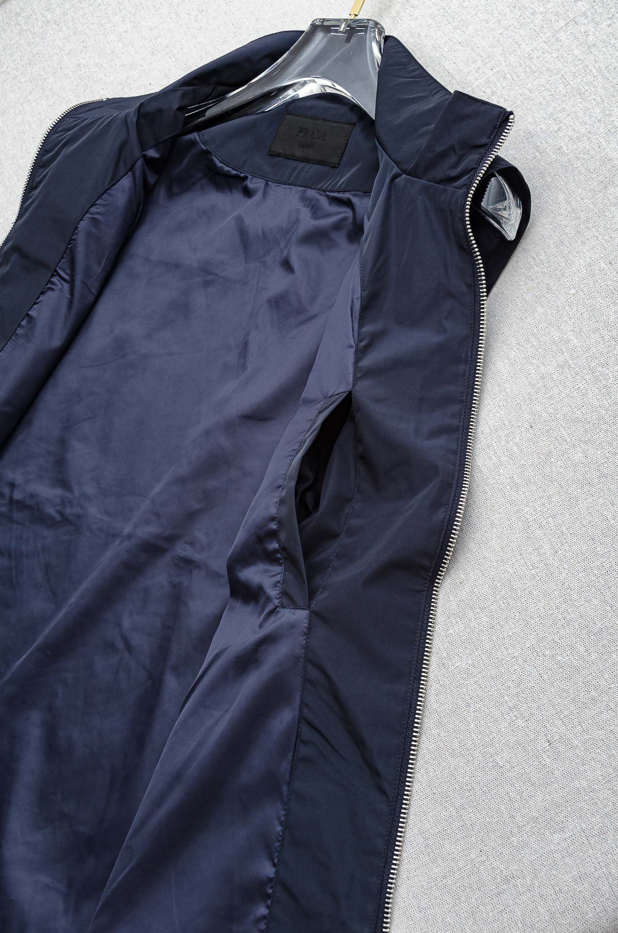 PR#ADA普拉达2025FW 秋冬最新立领设计男士休闲马甲夹克外套#上身十分的舒适，质感超级的细腻且柔