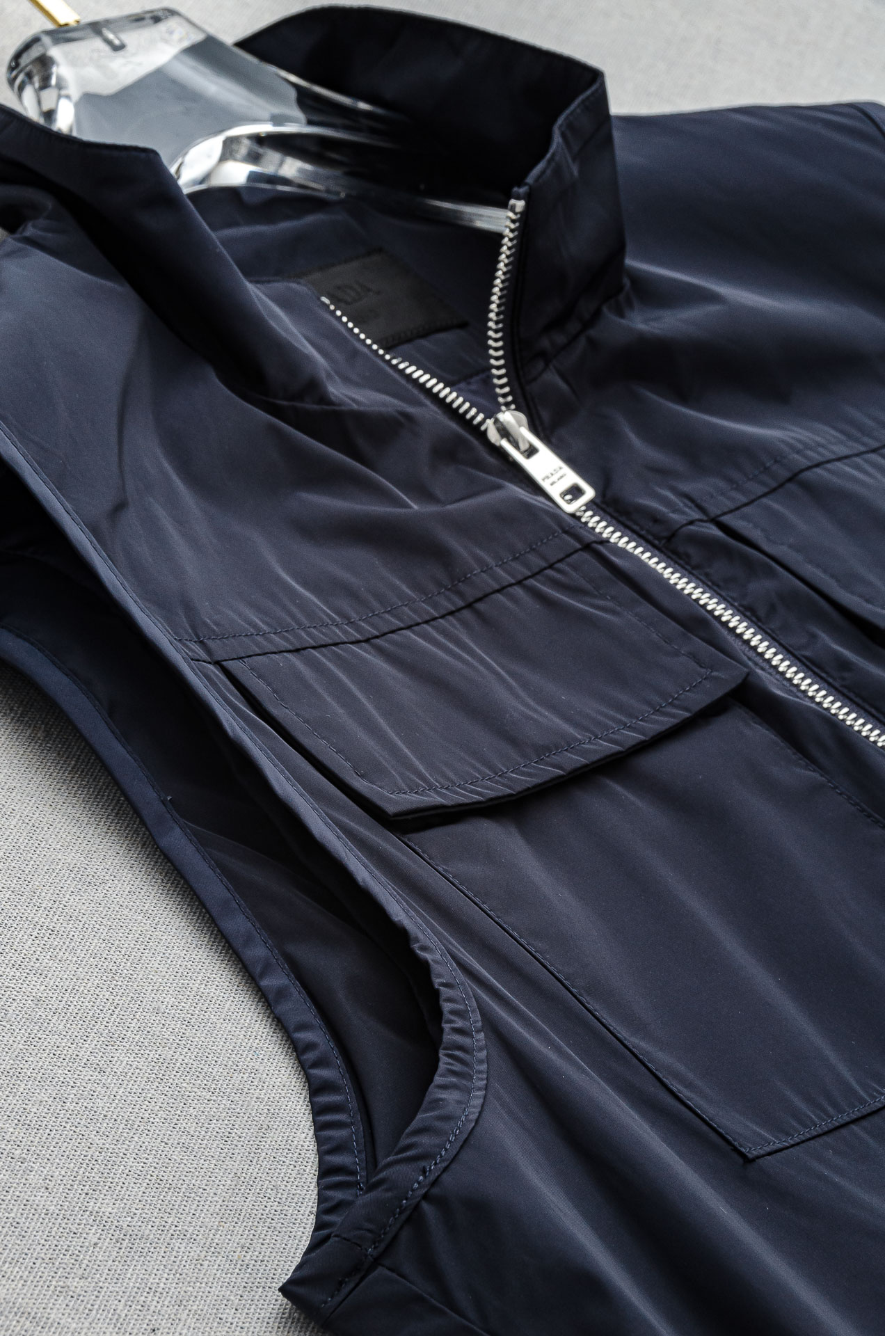 PR#ADA普拉达2025FW 秋冬最新立领设计男士休闲马甲夹克外套#上身十分的舒适，质感超级的细腻且柔