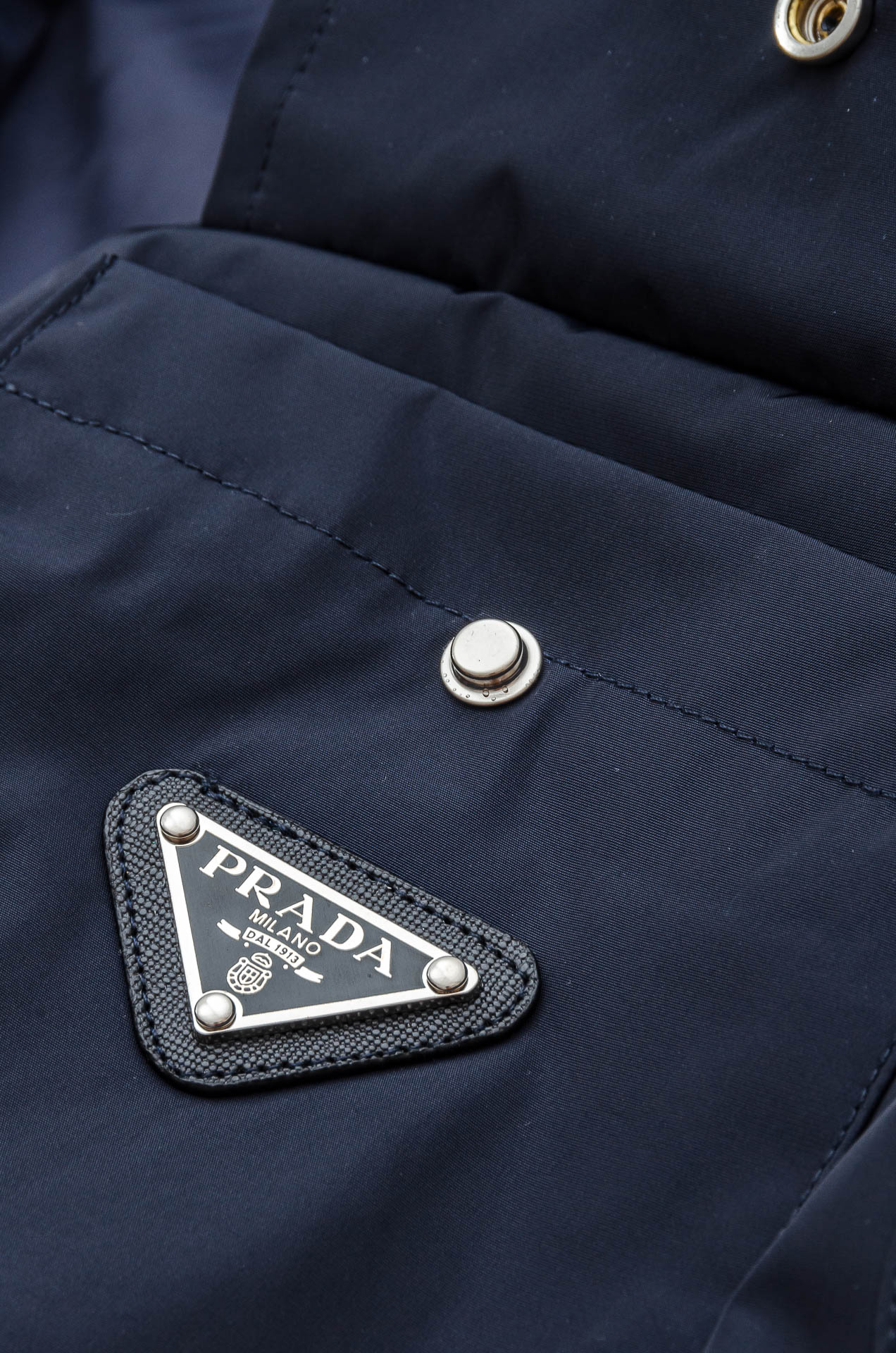 PR#ADA普拉达2025FW 秋冬最新立领设计男士休闲马甲夹克外套#上身十分的舒适，质感超级的细腻且柔