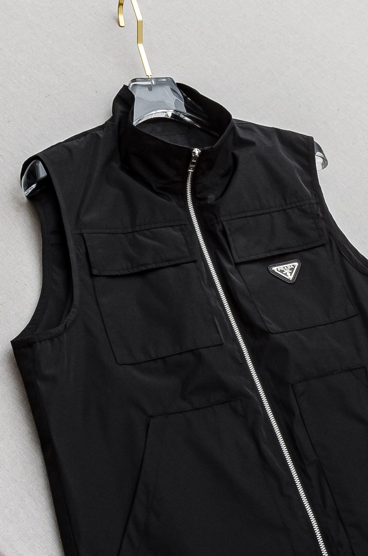 PR#ADA普拉达2025FW 秋冬最新立领设计男士休闲马甲夹克外套#上身十分的舒适，质感超级的细腻且柔