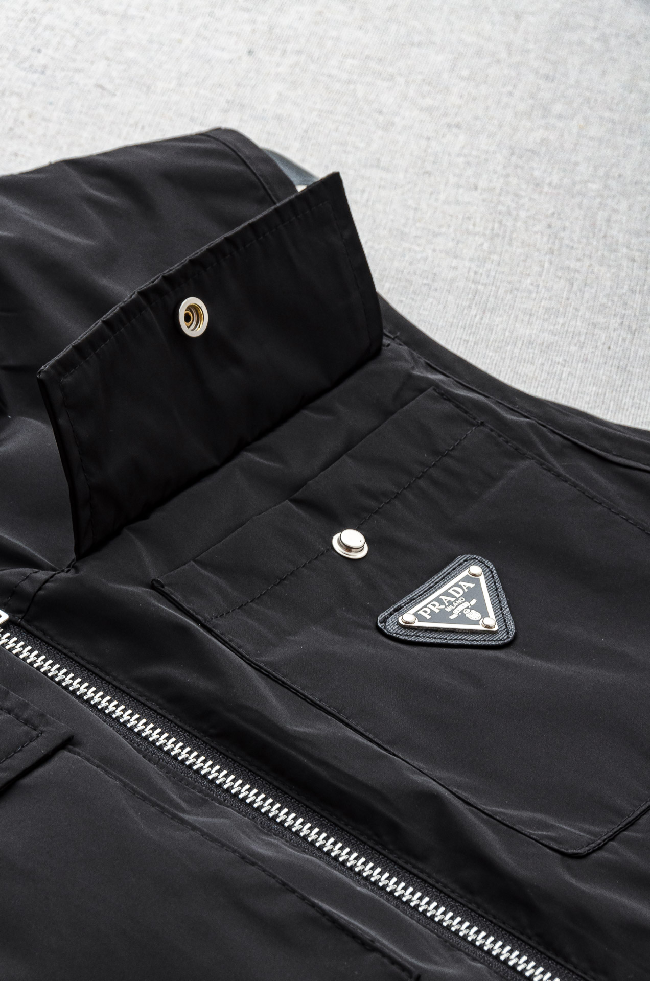 PR#ADA普拉达2025FW 秋冬最新立领设计男士休闲马甲夹克外套#上身十分的舒适，质感超级的细腻且柔