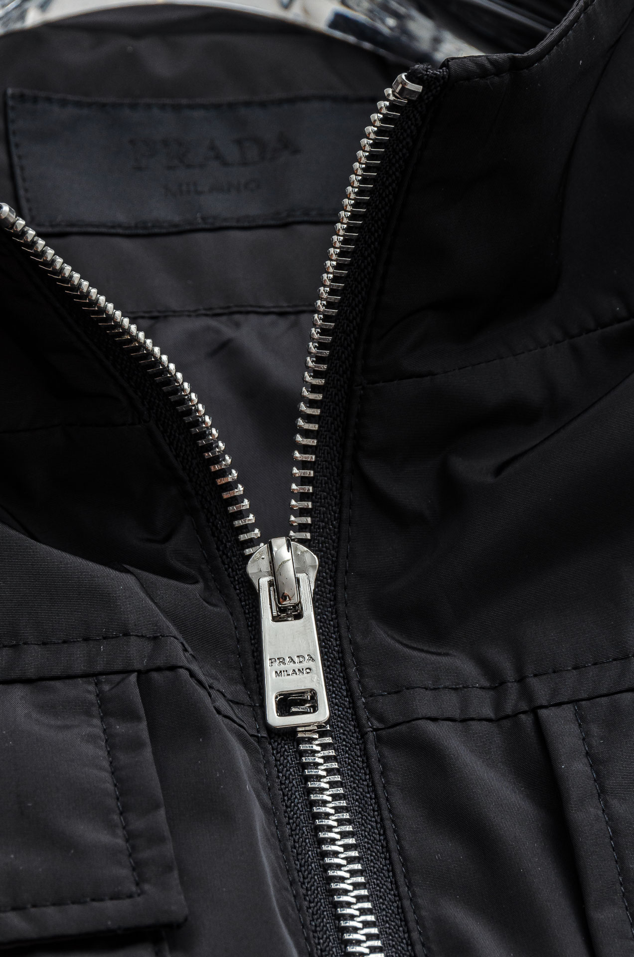 PR#ADA普拉达2025FW 秋冬最新立领设计男士休闲马甲夹克外套#上身十分的舒适，质感超级的细腻且柔