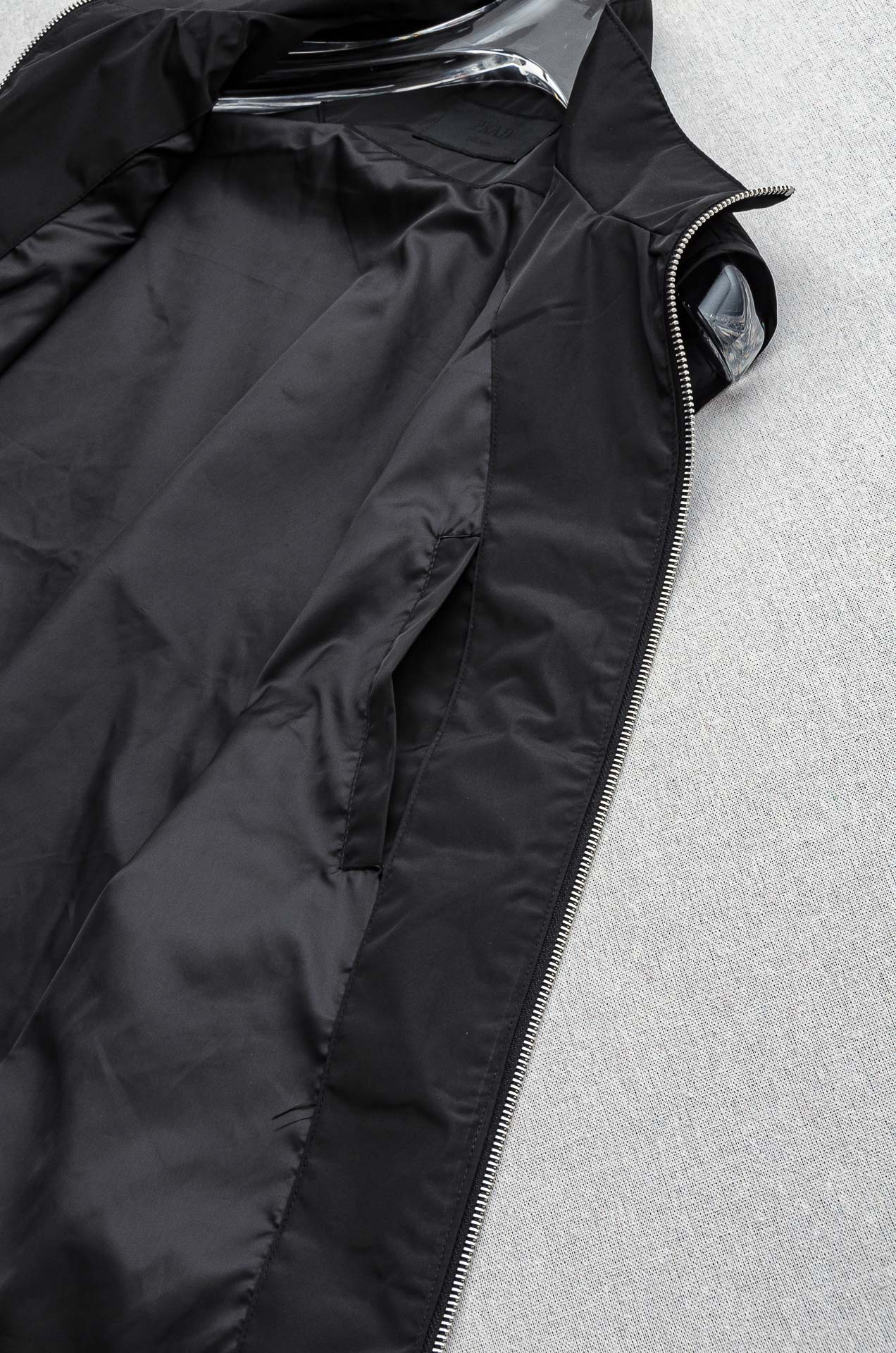 PR#ADA普拉达2025FW 秋冬最新立领设计男士休闲马甲夹克外套#上身十分的舒适，质感超级的细腻且柔