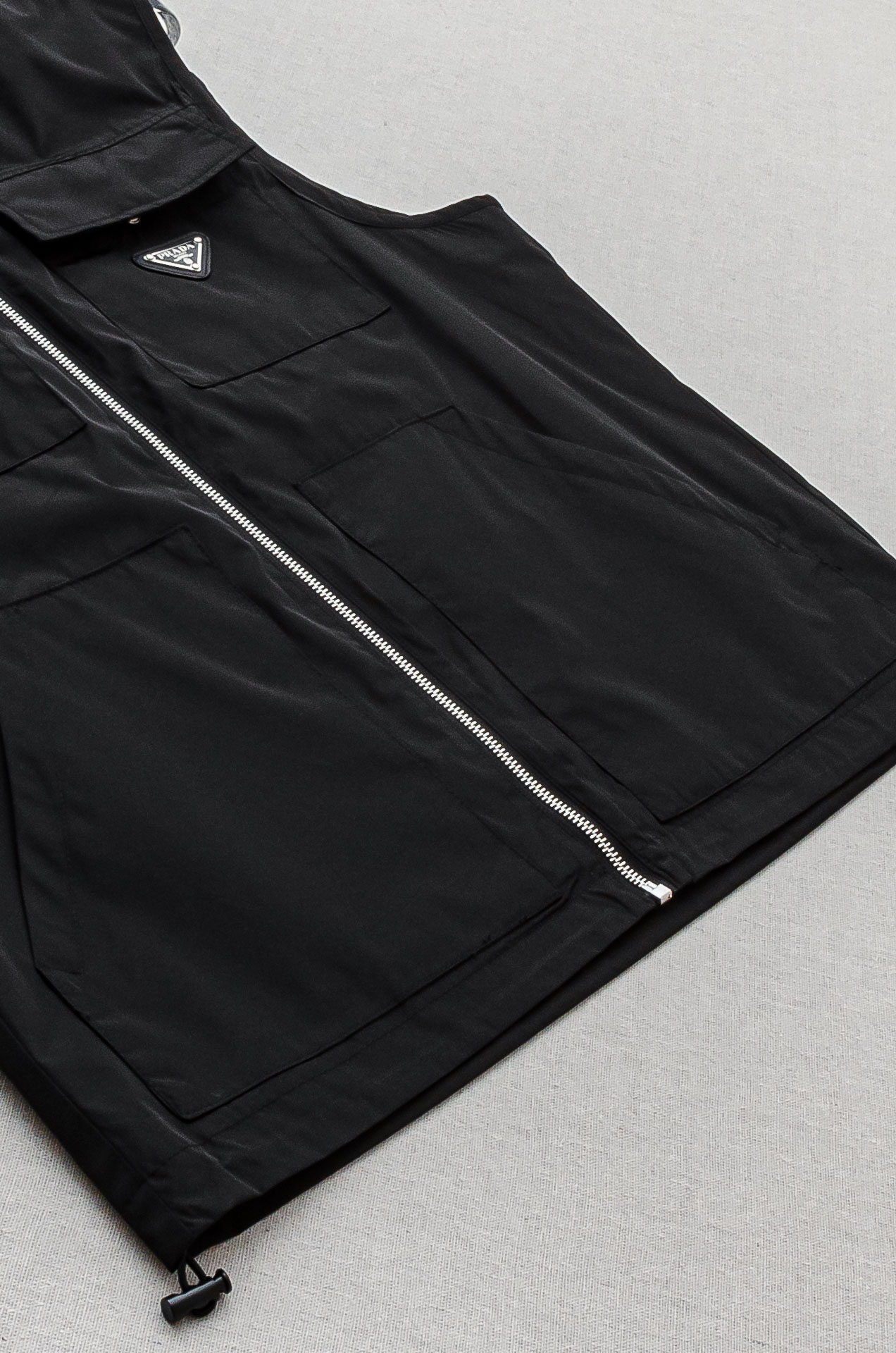 PR#ADA普拉达2025FW 秋冬最新立领设计男士休闲马甲夹克外套#上身十分的舒适，质感超级的细腻且柔