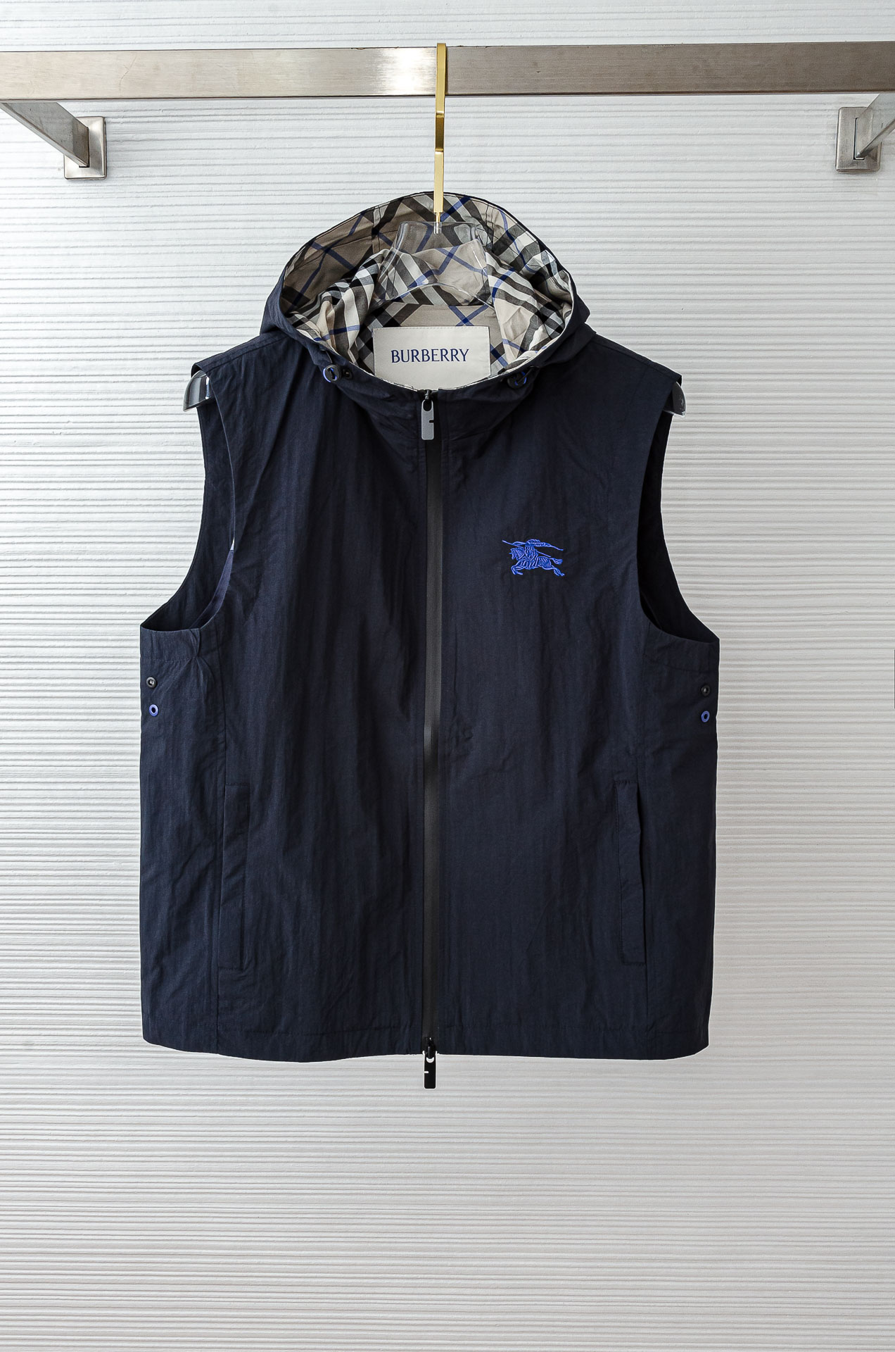 BBR 巴宝莉2025FW 秋冬最新连帽设计男士休闲马甲夹克外套#上身十分的舒适，质感超级的细腻且柔软。