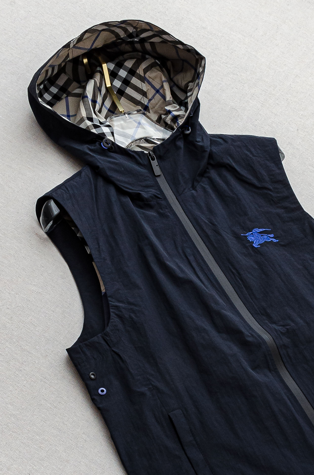 BBR 巴宝莉2025FW 秋冬最新连帽设计男士休闲马甲夹克外套#上身十分的舒适，质感超级的细腻且柔软。