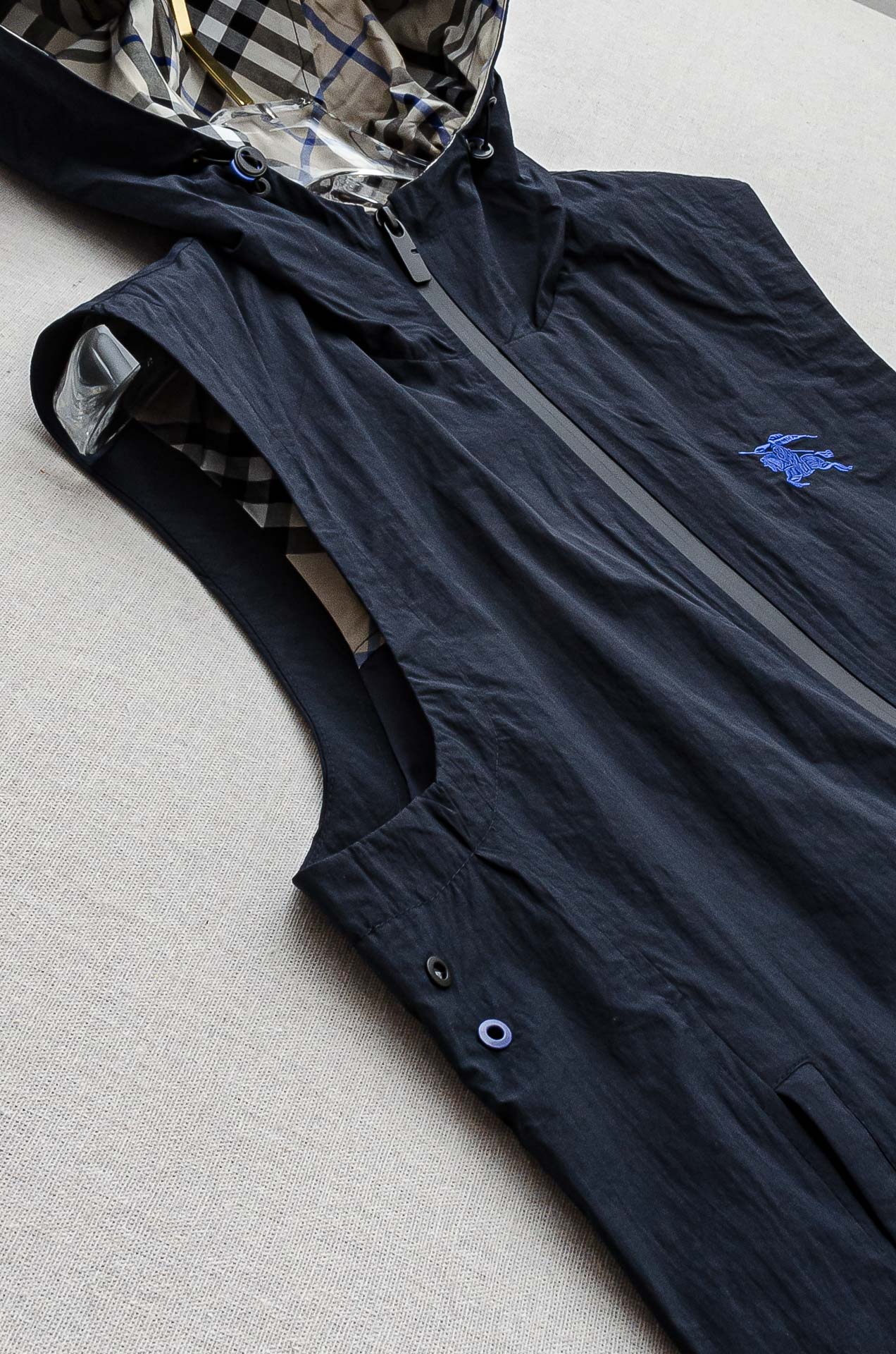 BBR 巴宝莉2025FW 秋冬最新连帽设计男士休闲马甲夹克外套#上身十分的舒适，质感超级的细腻且柔软。