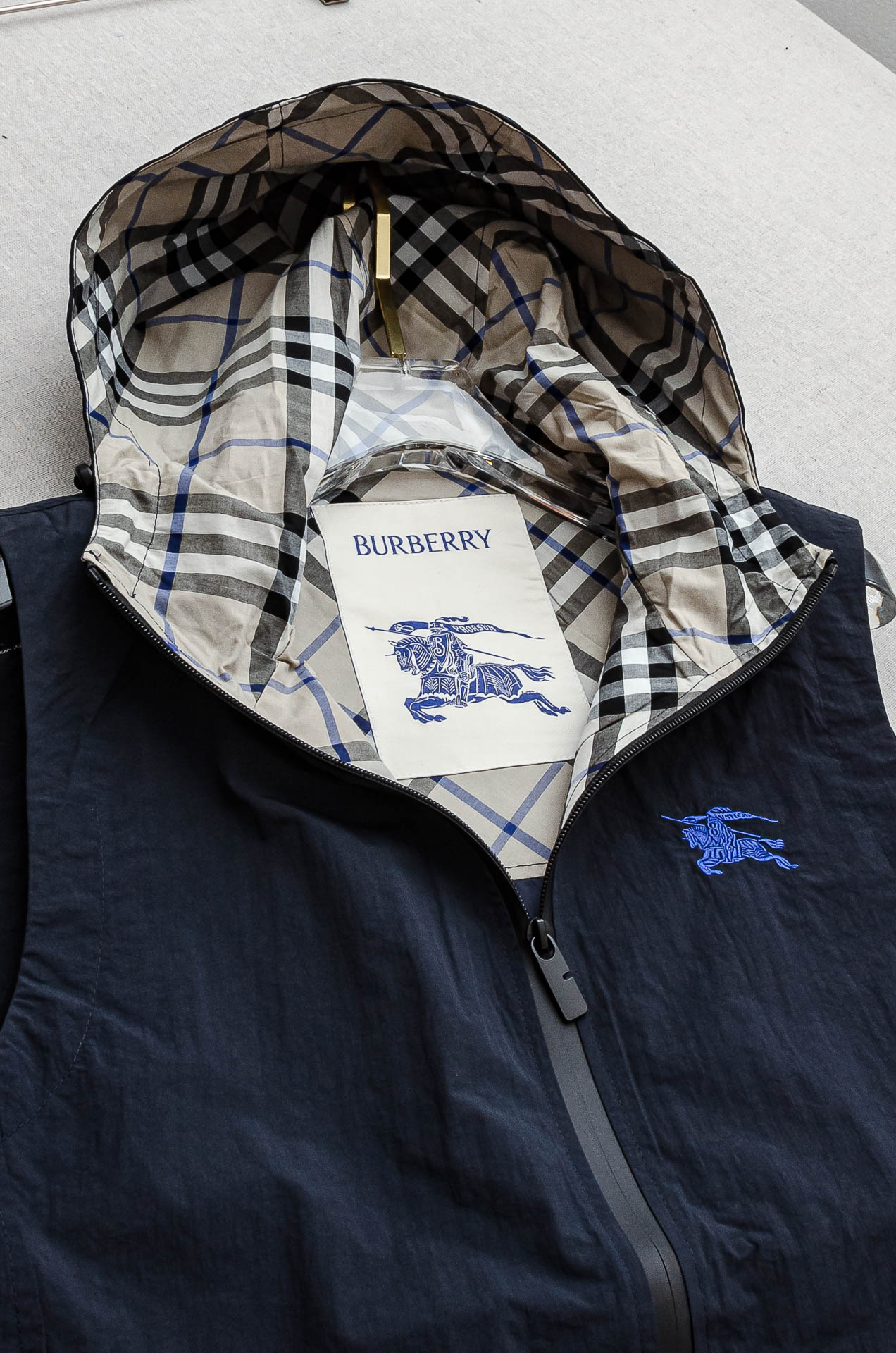 BBR 巴宝莉2025FW 秋冬最新连帽设计男士休闲马甲夹克外套#上身十分的舒适，质感超级的细腻且柔软。