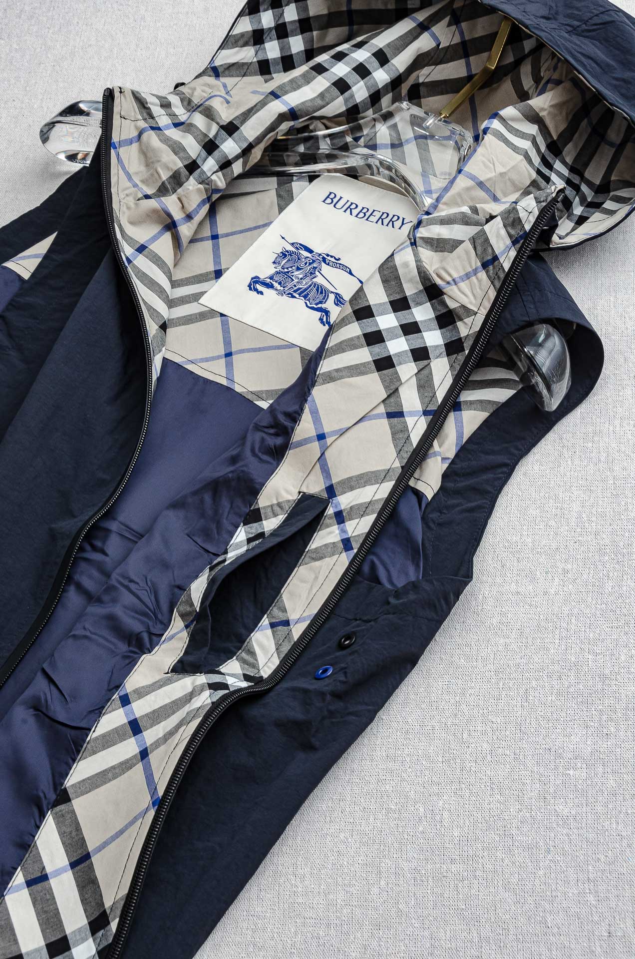 BBR 巴宝莉2025FW 秋冬最新连帽设计男士休闲马甲夹克外套#上身十分的舒适，质感超级的细腻且柔软。