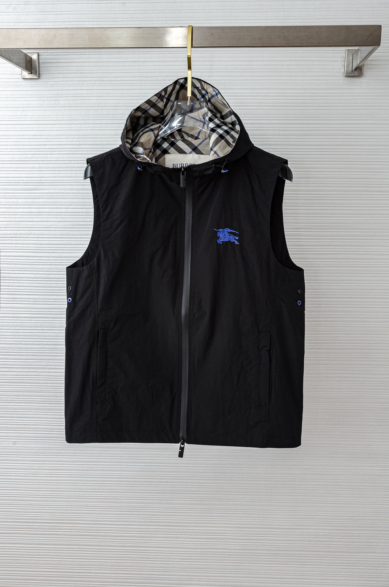 BBR 巴宝莉2025FW 秋冬最新连帽设计男士休闲马甲夹克外套#上身十分的舒适，质感超级的细腻且柔软。