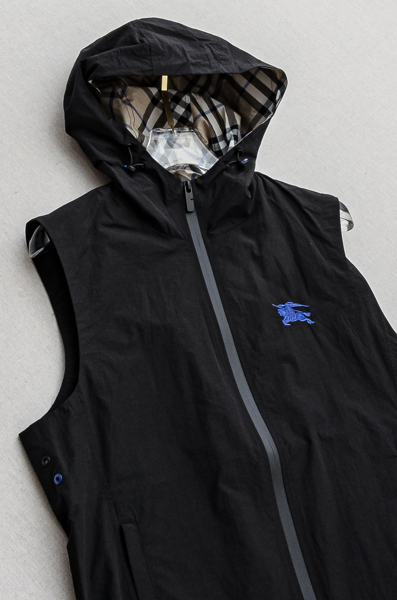 BBR 巴宝莉2025FW 秋冬最新连帽设计男士休闲马甲夹克外套#上身十分的舒适，质感超级的细腻且柔软。