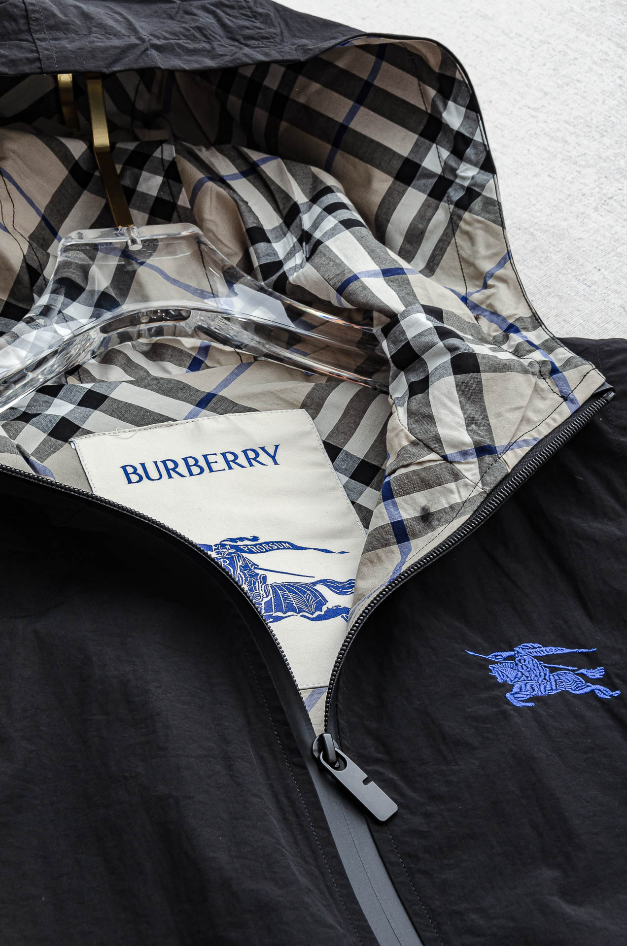 BBR 巴宝莉2025FW 秋冬最新连帽设计男士休闲马甲夹克外套#上身十分的舒适，质感超级的细腻且柔软。