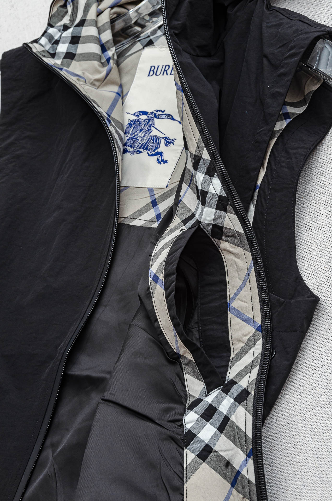 BBR 巴宝莉2025FW 秋冬最新连帽设计男士休闲马甲夹克外套#上身十分的舒适，质感超级的细腻且柔软。