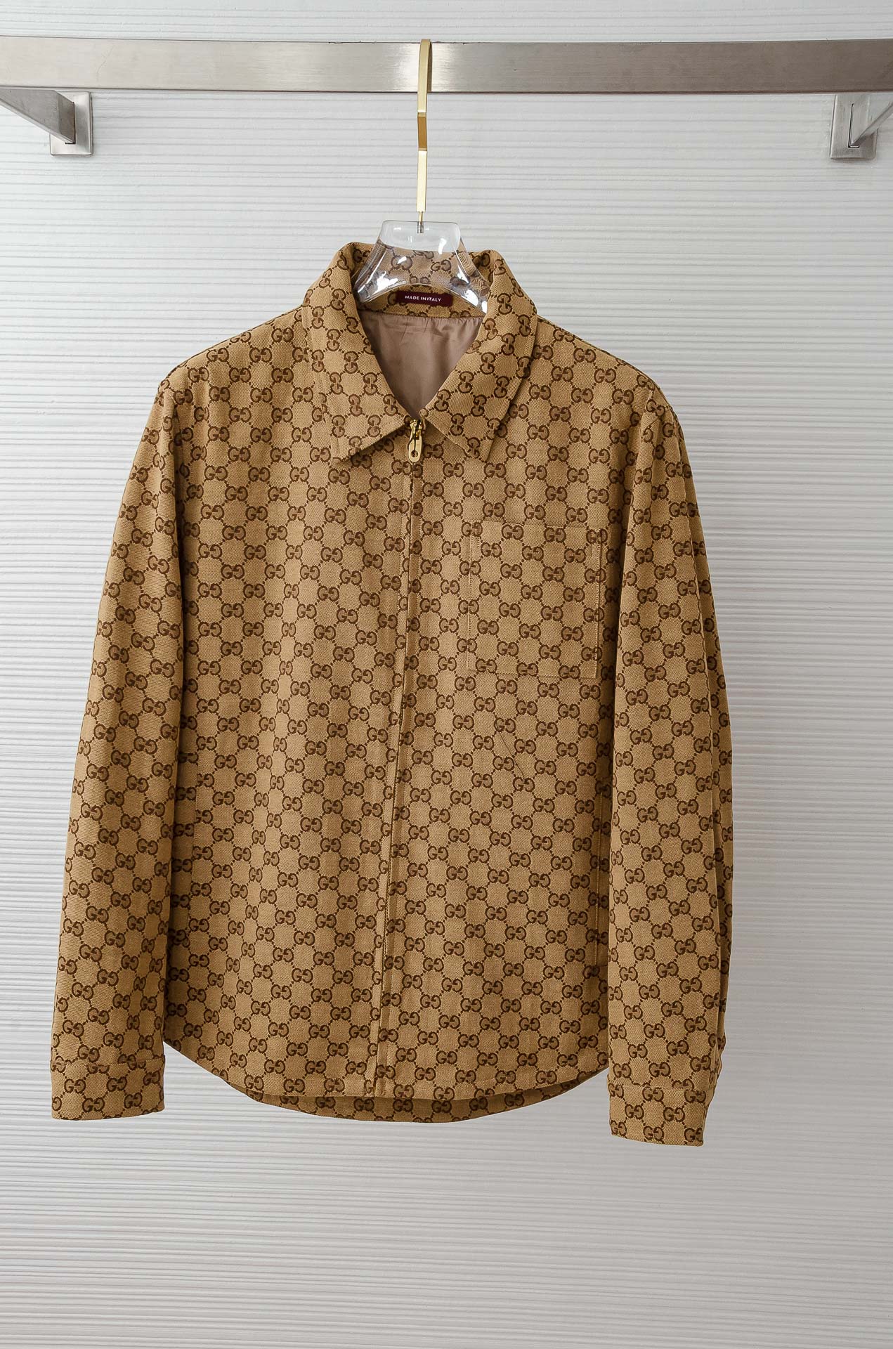 NO:606864,Guc#ci 2025FW Double G Letter Fashion Casual Jacket# With its unique design style, it instantly enhances the overall sense of fashion. The stand-up collar design not only makes the neck line more slender, but also adds a bit of capable and neat atmosphere. The letters on the body are decorated with bright colors and unique fonts, highlighting the wearer's personality and uninhibitedness, making the whole piece full of youthful vitality.  In terms of fabric, this model uses soft and comfortable materials to ensure wearing comfort and skin-friendly feeling. The loose-fitting design is not picky about your body shape, and can be easily controlled whether it is daily travel or casual gatherings. In addition, this model is also very matchable, whether it is paired with simple and elegant ones, it can show different styles and charms. Whether it is a young person who pursues fashion or a lifestyle that pays attention to quality, this stylish and casual style is a rare choice. 48-56,, gucci, jackets &  coats,jackets & coats,alexander wang19860909Guc#ci 2025FW双G字母时尚休闲夹克外套#以其独特的设计风格,瞬间提升了整体的时尚感.的立领设计,不仅显得颈部线条更加修长,还增添了几分干练与利落的气息.衣身上的字母装饰,采用了鲜明的色彩与独特的字体,彰显出穿着者的个性与不羁,让整件充满了青春活力. 面料上,这款选用了柔软舒适的材质,确保了穿着的舒适度与亲肤感.宽松的版型设计,不挑身材,无论是日常出行还是休闲聚会,都能轻松驾驭. 此外,这款的搭配性也极强,无论是搭配简约的与,还是优雅的,都能展现出不同的风格与魅力.无论是追求时尚的年轻人,还是注重品质的生活家,这款字母时尚休闲都是不可多得的选择. 48-56,,gucci,jackets & coats,jackets & coats,alexander wang,Men's clothing