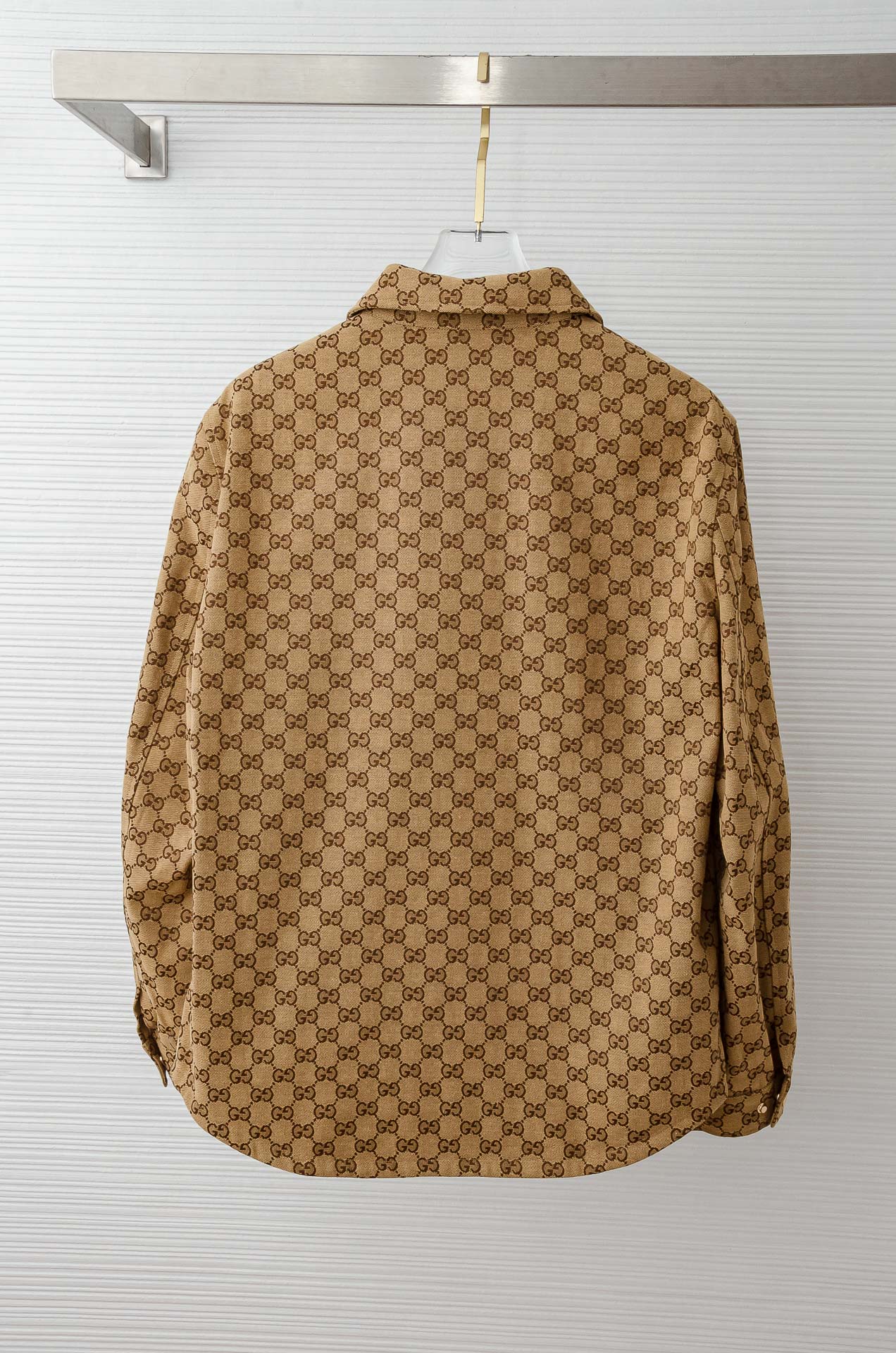 Guc#ci 2025FW双G字母时尚休闲夹克外套#以其独特的设计风格，瞬间提升了整体的时尚感。的立领设