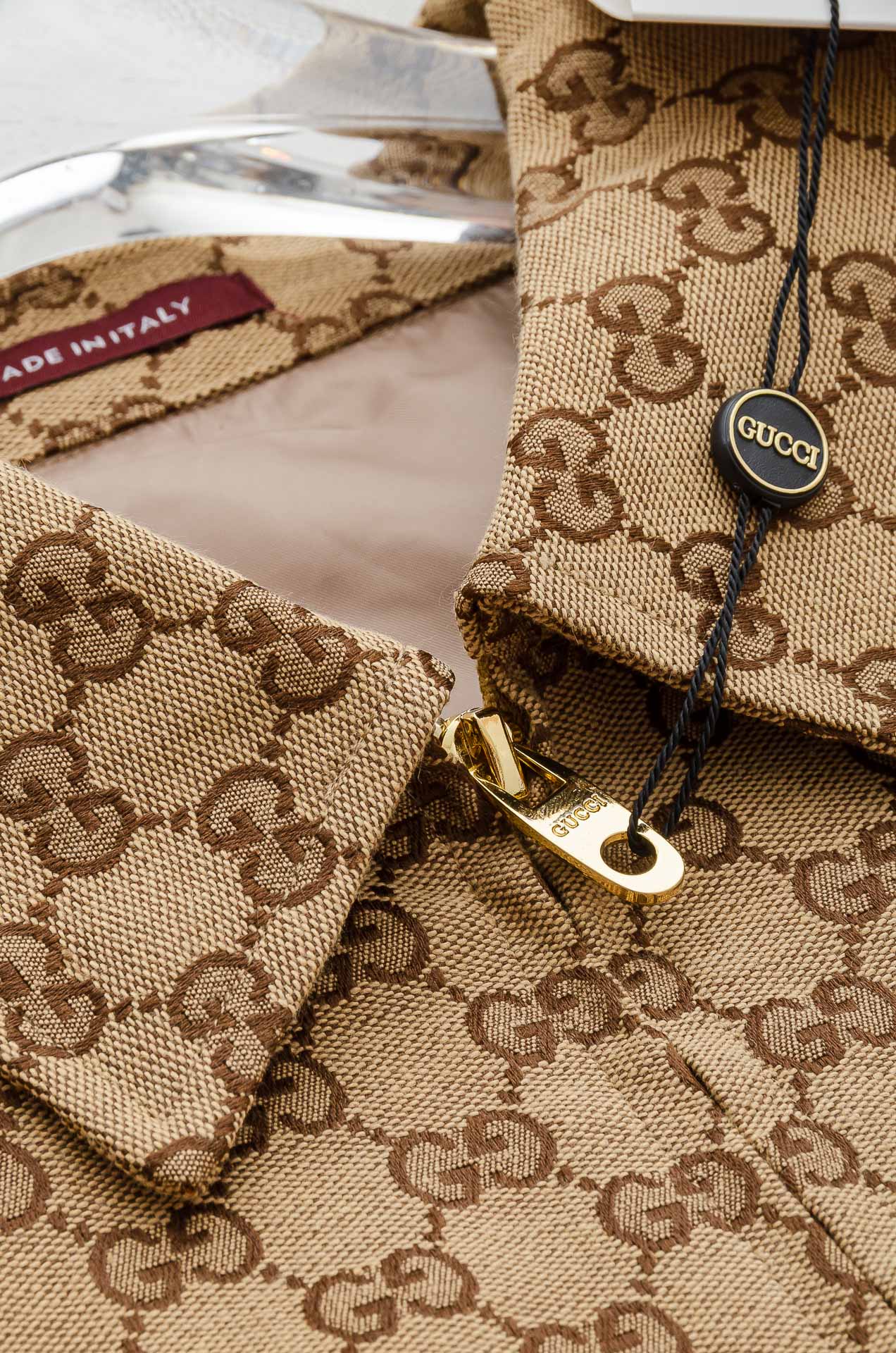 Guc#ci 2025FW双G字母时尚休闲夹克外套#以其独特的设计风格，瞬间提升了整体的时尚感。的立领设