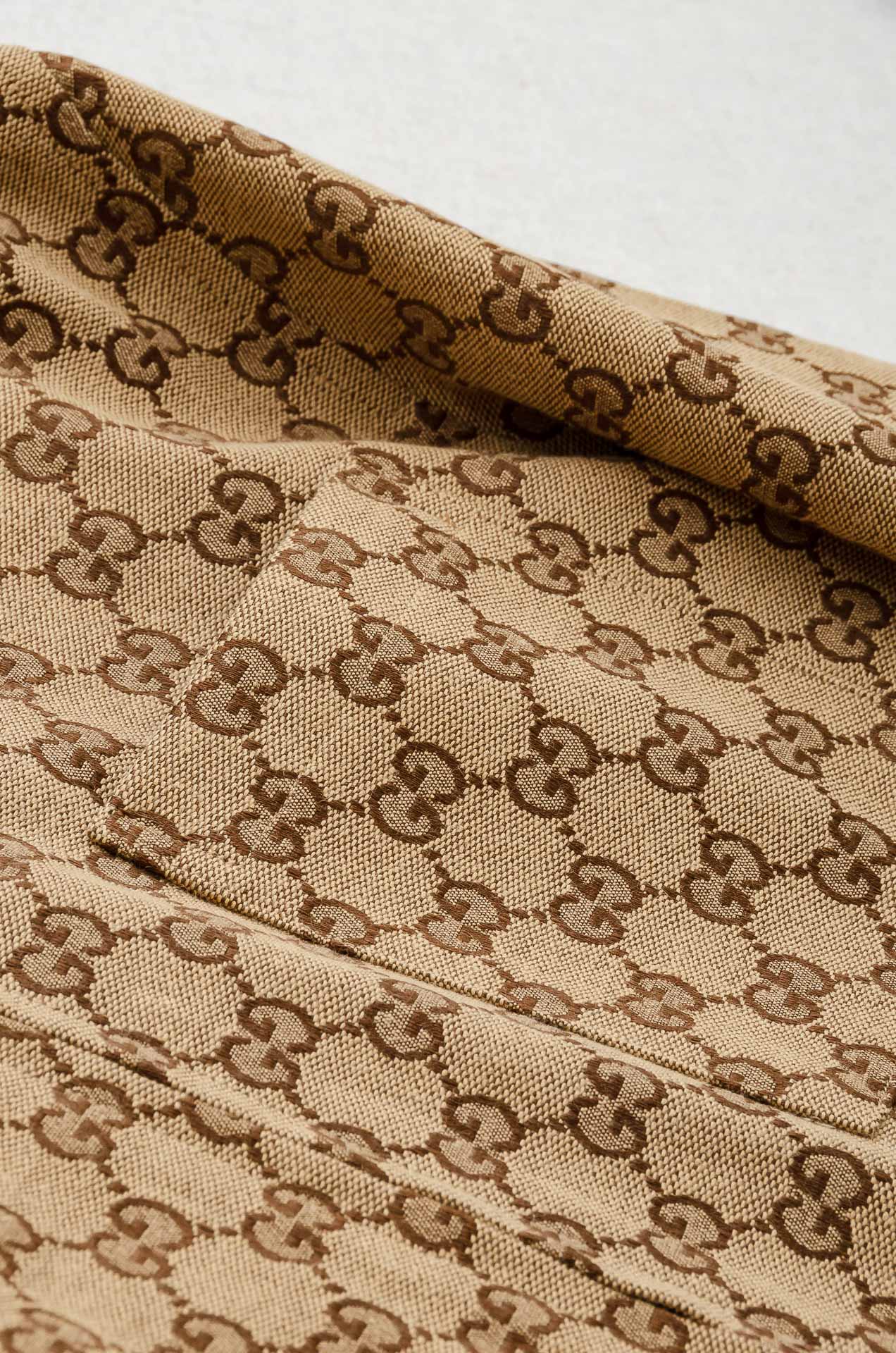 Guc#ci 2025FW双G字母时尚休闲夹克外套#以其独特的设计风格，瞬间提升了整体的时尚感。的立领设