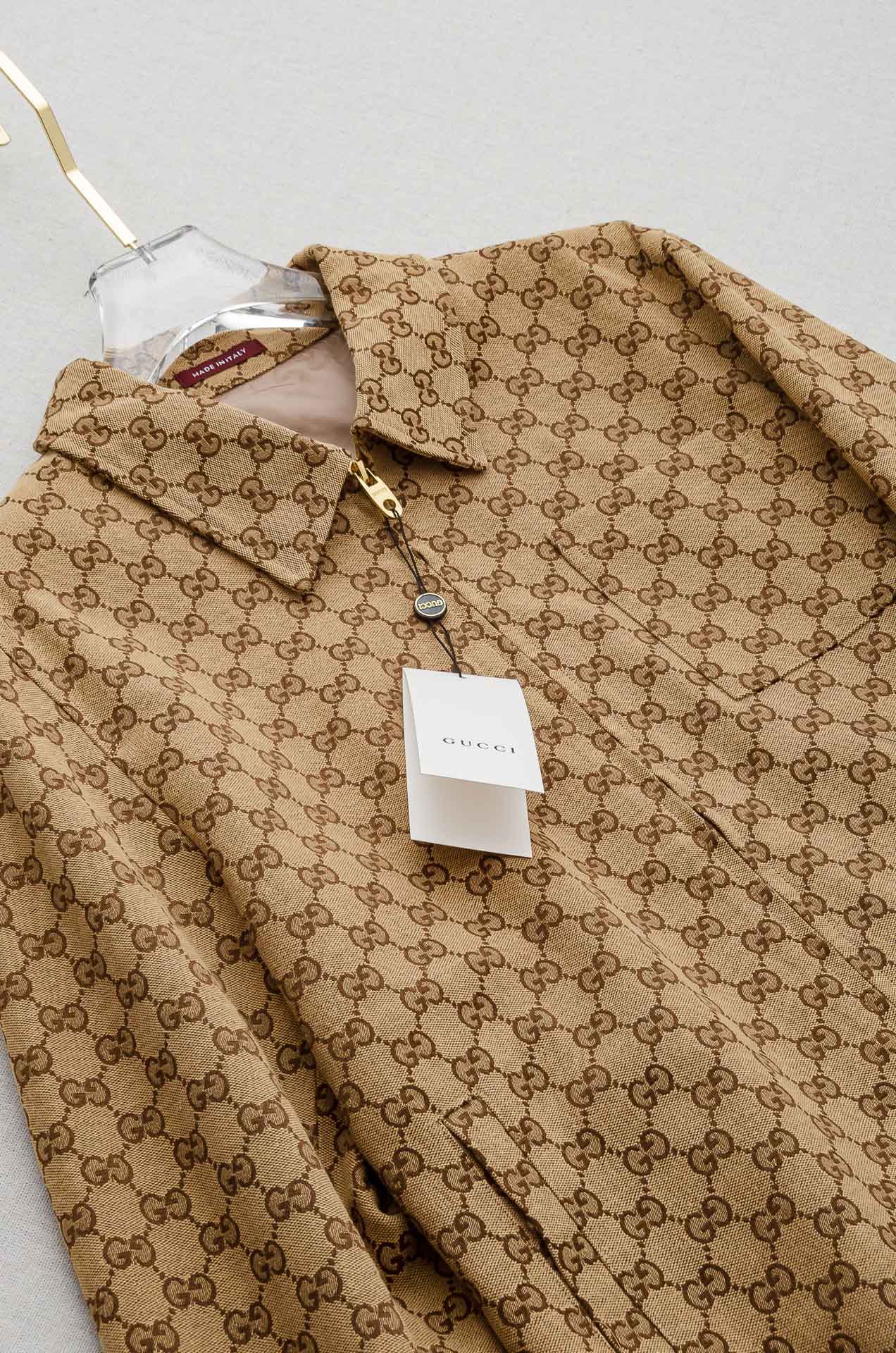 Guc#ci 2025FW双G字母时尚休闲夹克外套#以其独特的设计风格，瞬间提升了整体的时尚感。的立领设